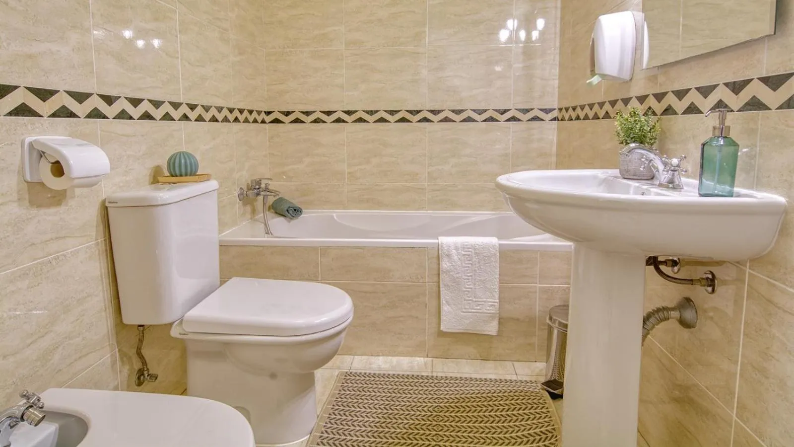 Bathroom in 8-Bed Villa in Vilamoura-Sleeps-Playground-Pool