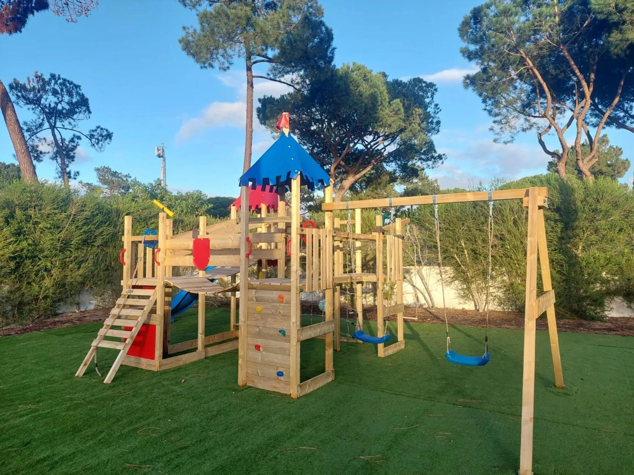 8-Bed Villa in Vilamoura-Sleeps-Playground-Pool