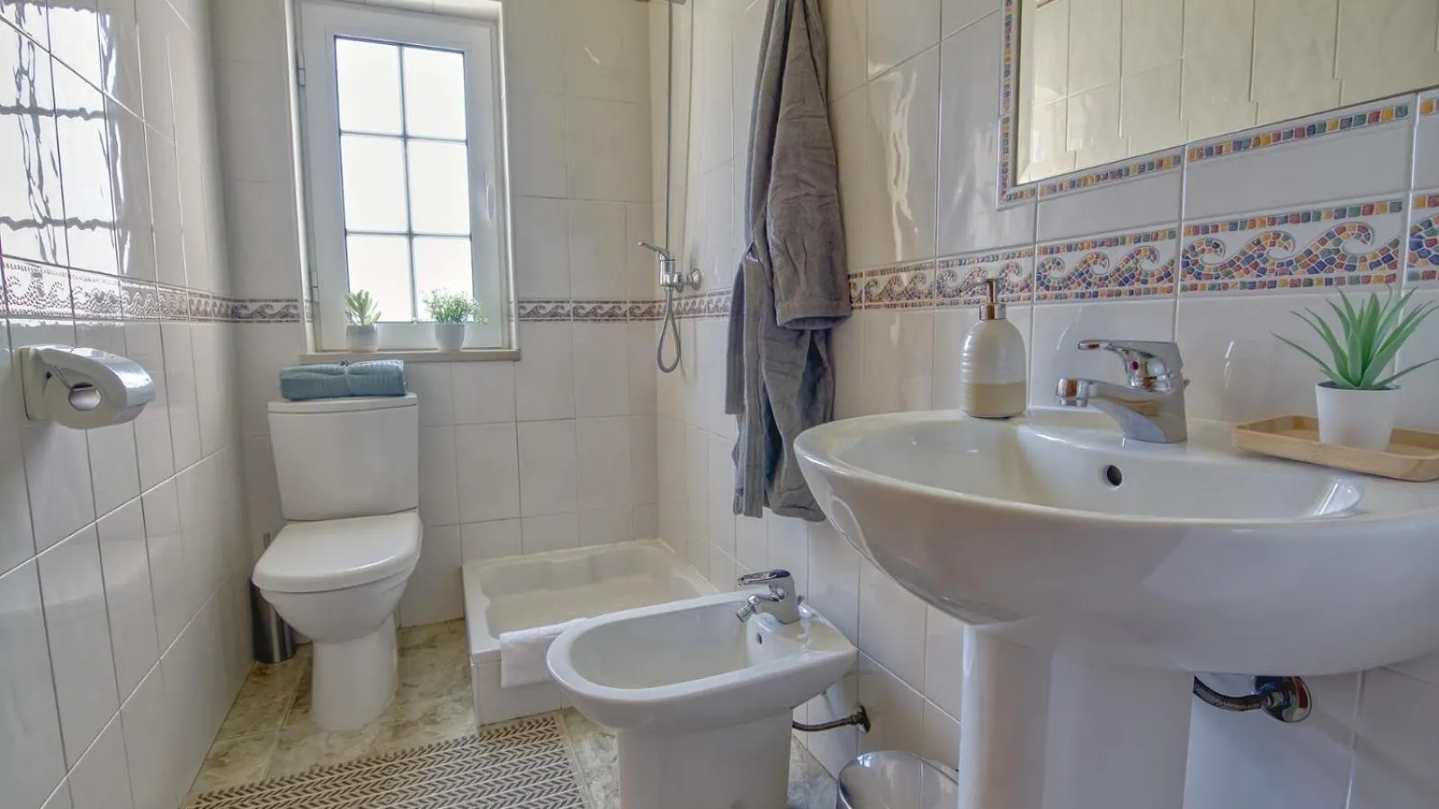 Bathroom in 8-Bed Villa in Vilamoura-Sleeps-Playground-Pool