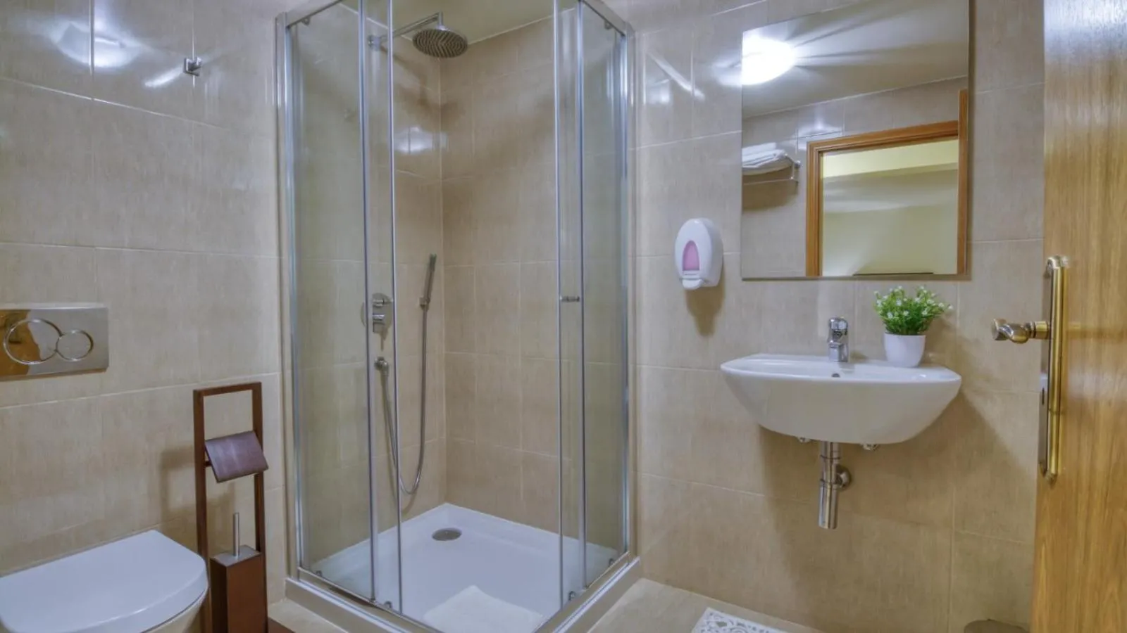 Bathroom in 8-Bed Villa in Vilamoura-Sleeps-Playground-Pool