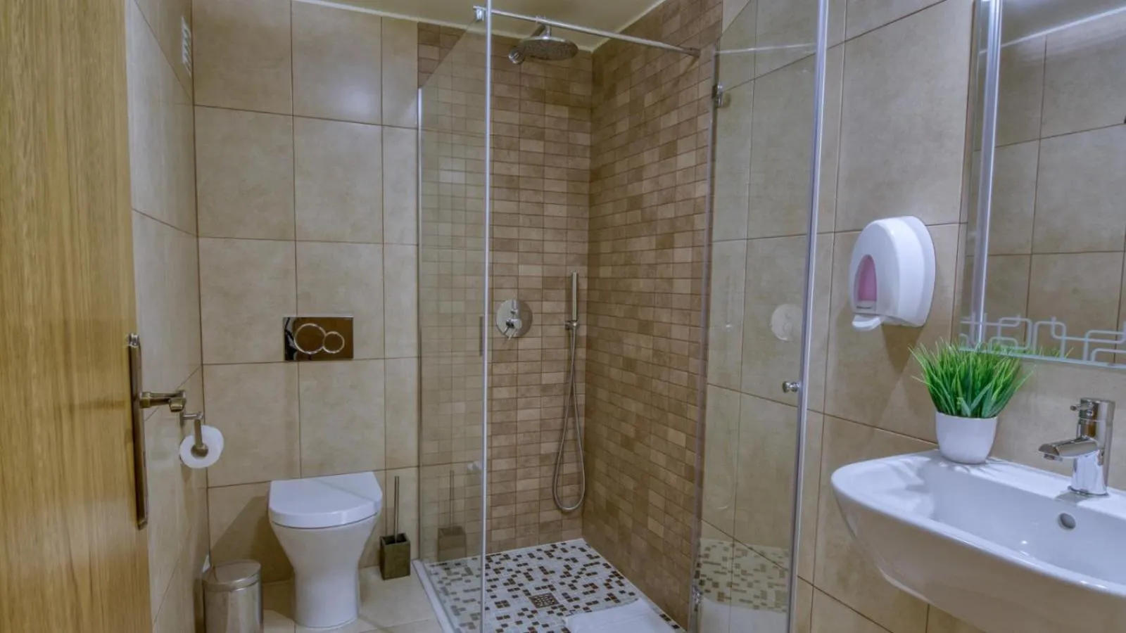 Shower in 8-Bed Villa in Vilamoura-Sleeps-Playground-Pool