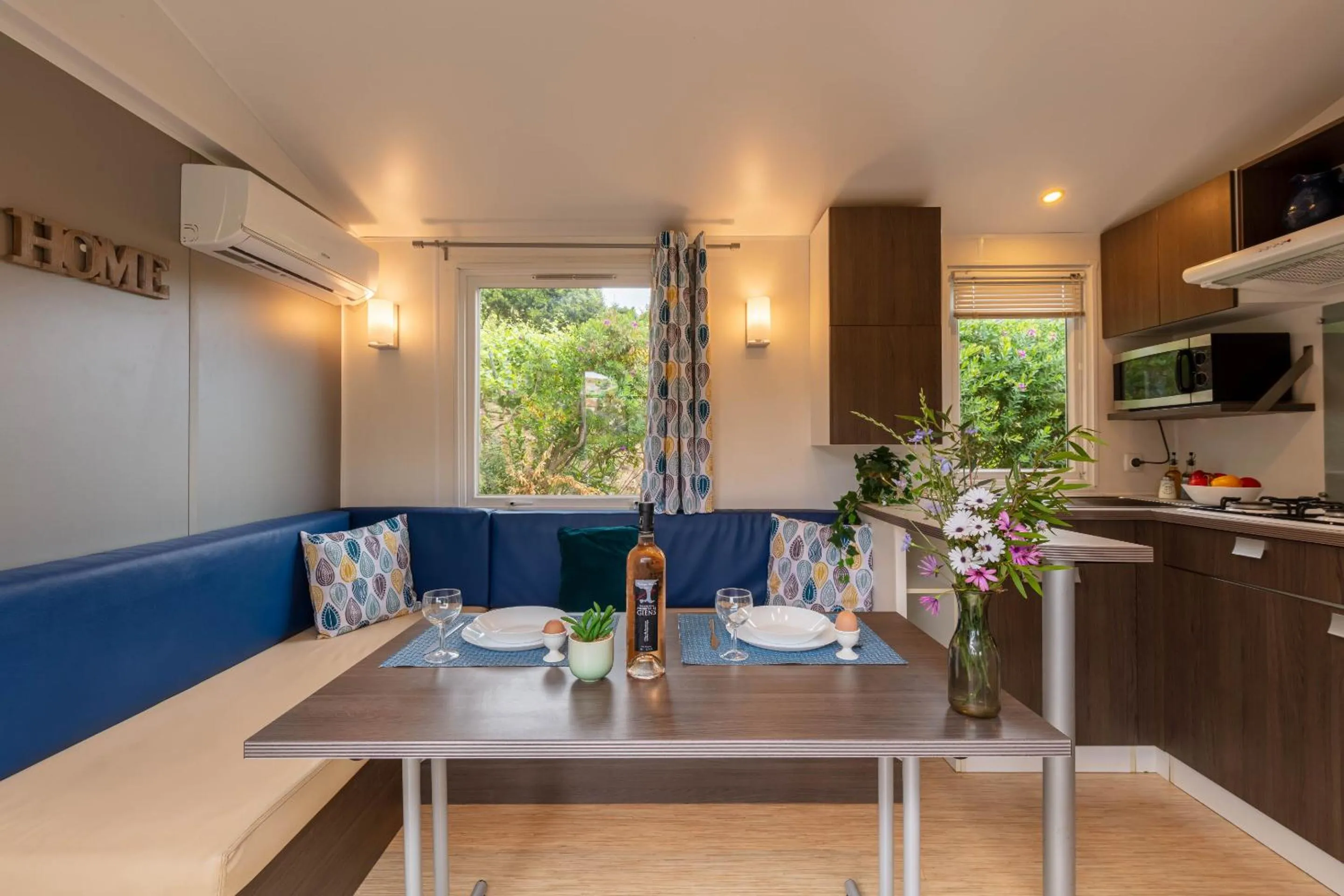 Living room in Le Mimosa, mobil-home climatisé au cœur du vignoble et à quelques mètres de la mer