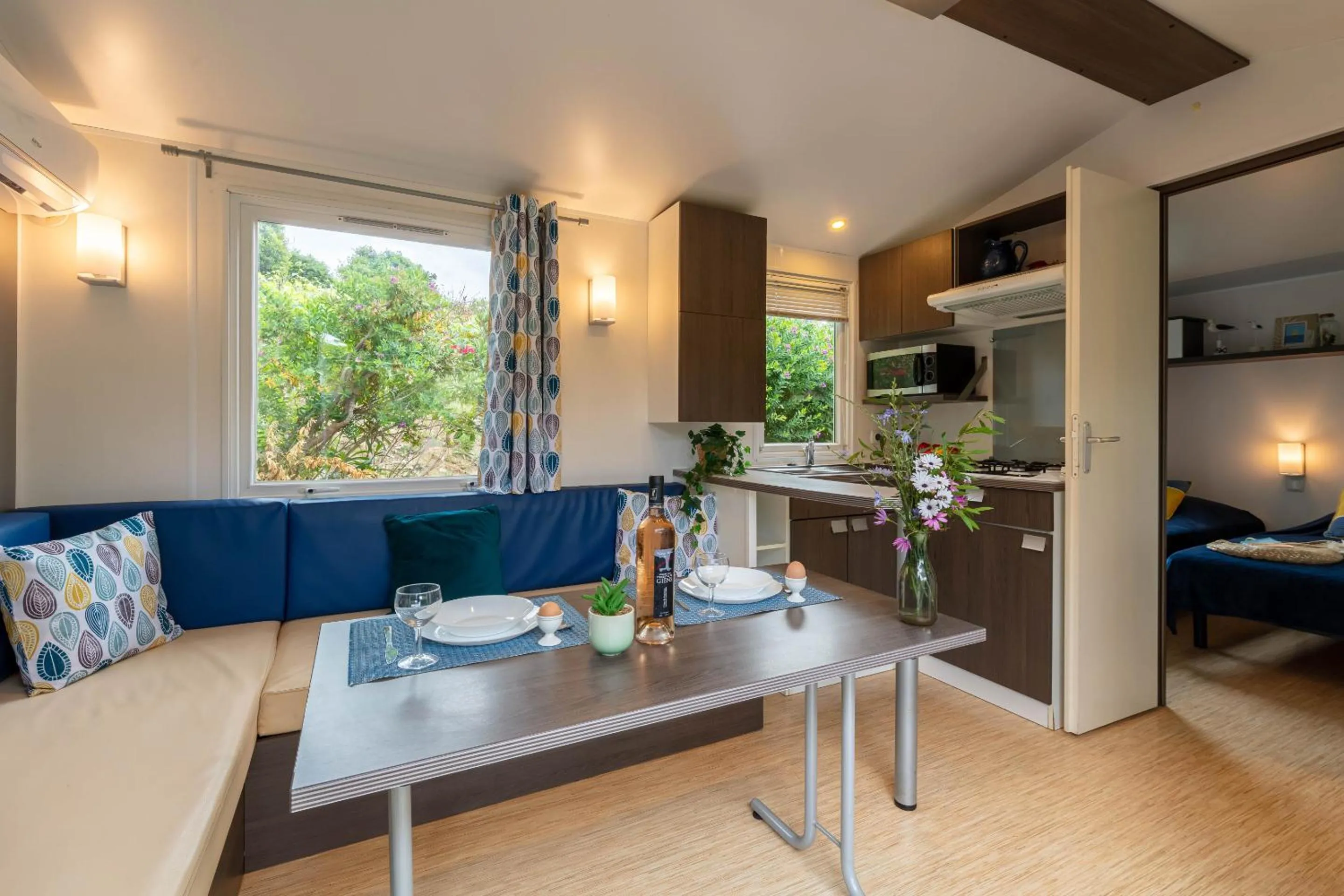 Living room in Le Mimosa, mobil-home climatisé au cœur du vignoble et à quelques mètres de la mer