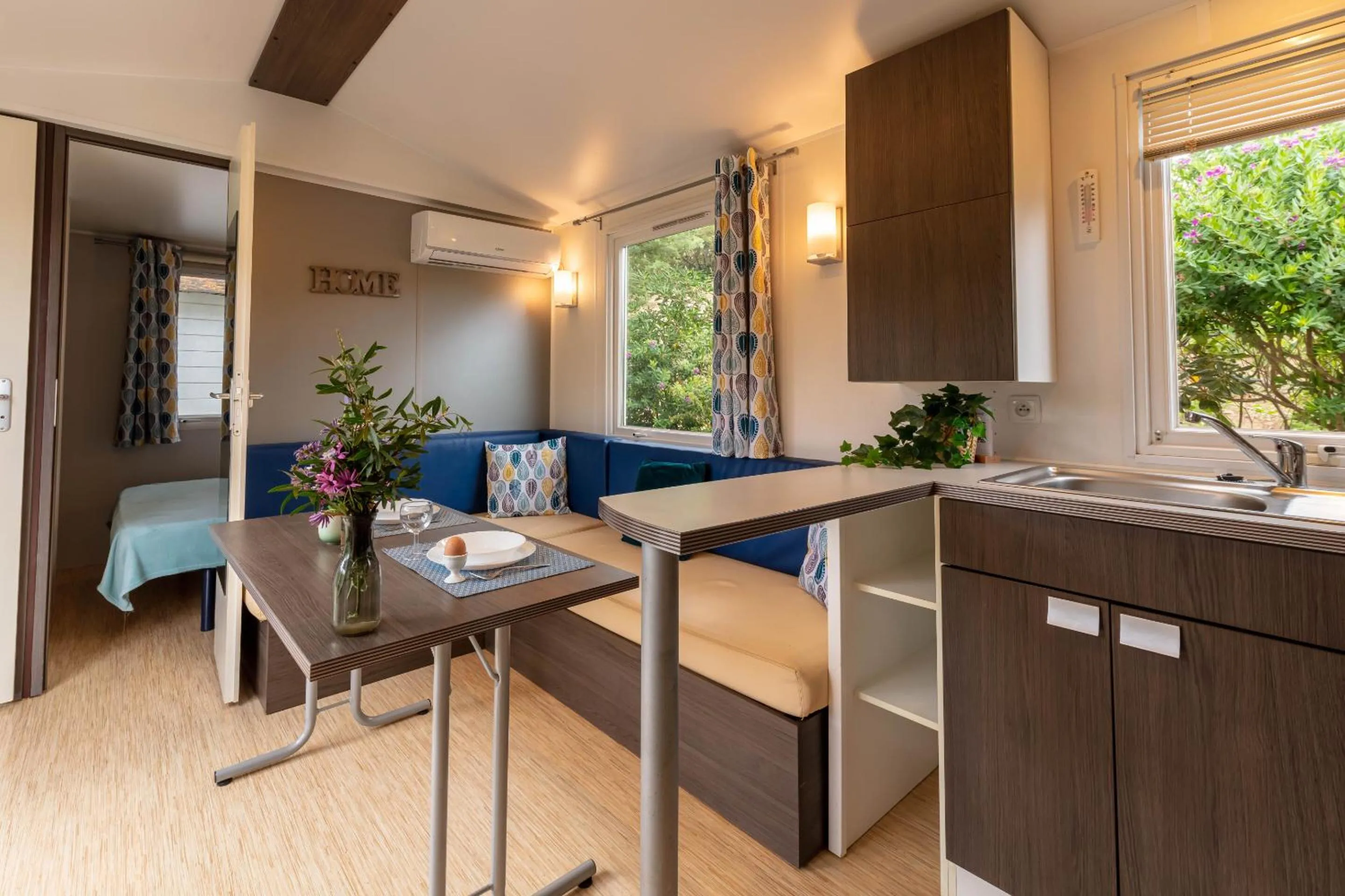 Living room in Le Mimosa, mobil-home climatisé au cœur du vignoble et à quelques mètres de la mer