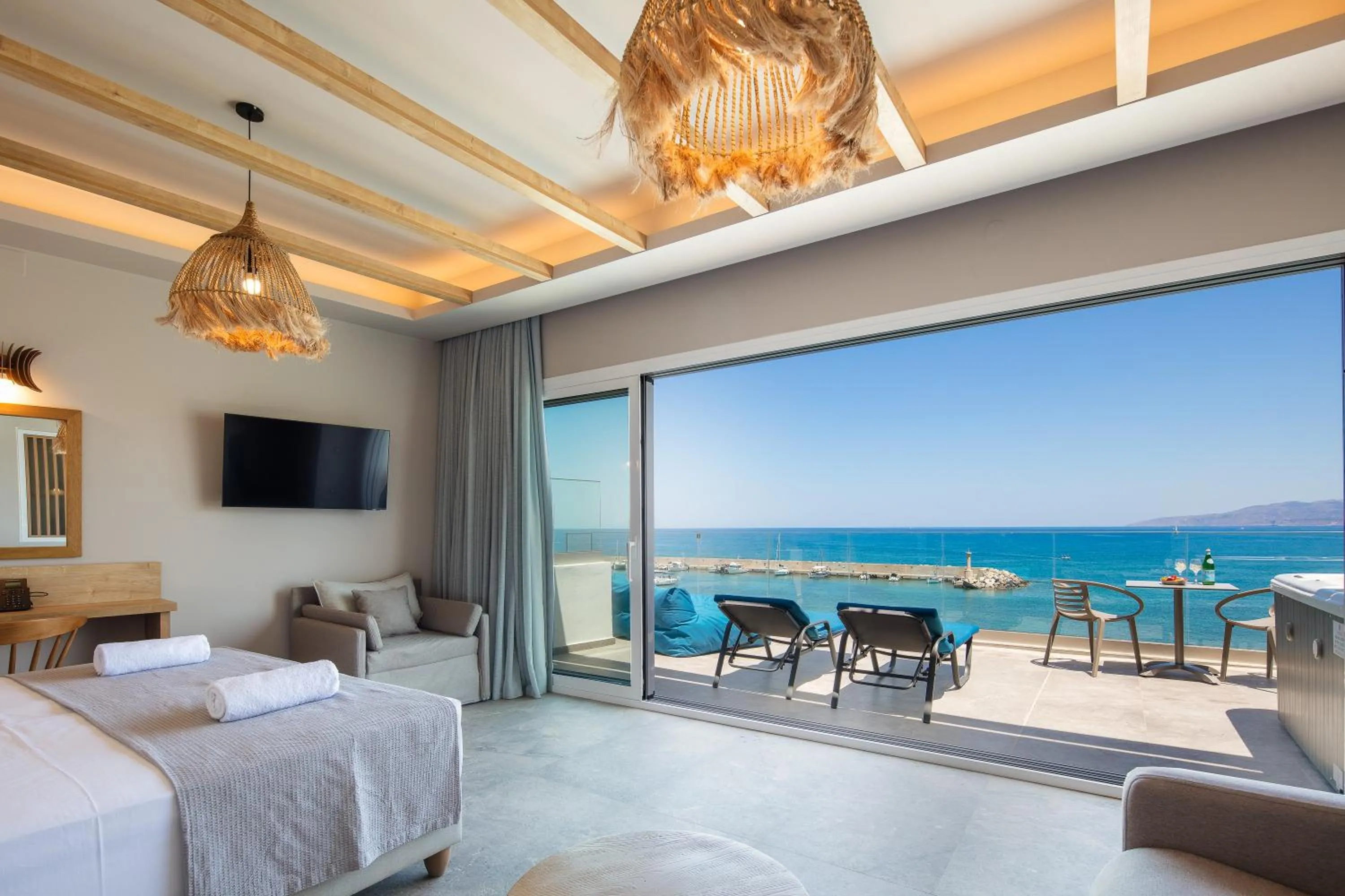 TV and multimedia, Bed in Skipper Beachfront Suites