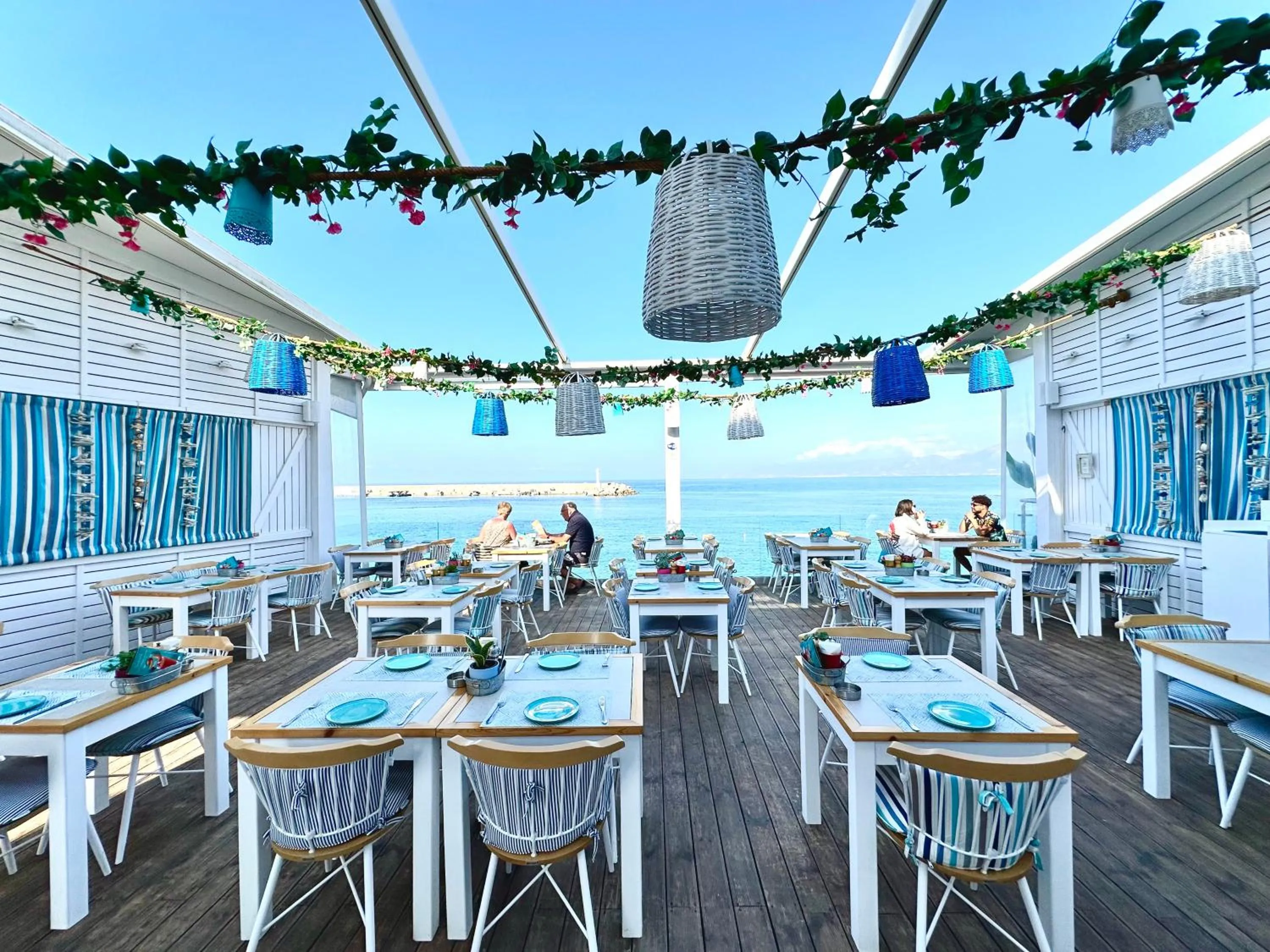 Restaurant/places to eat in Skipper Beachfront Suites