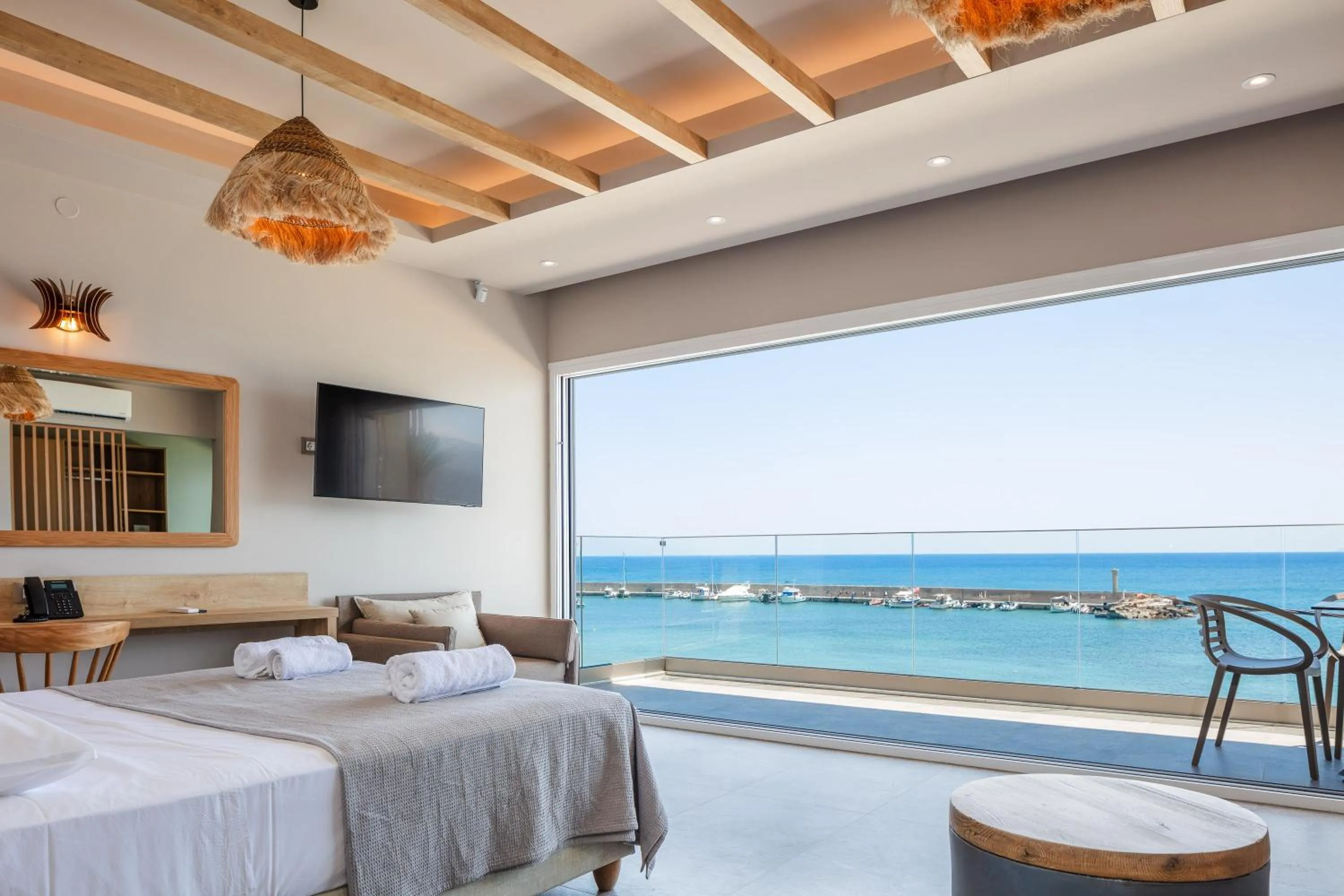 Photo of the whole room in Skipper Beachfront Suites