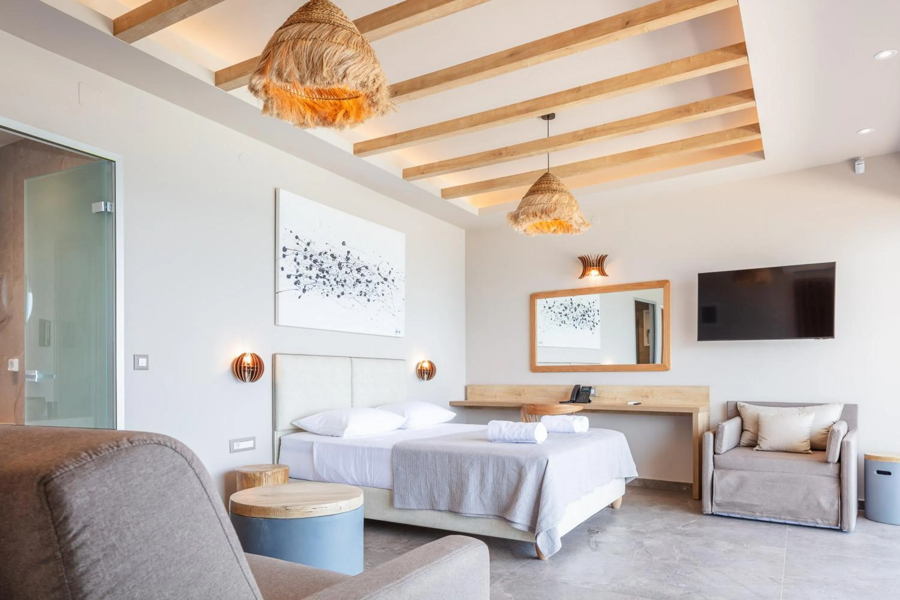 Living room, Bed in Skipper Beachfront Suites