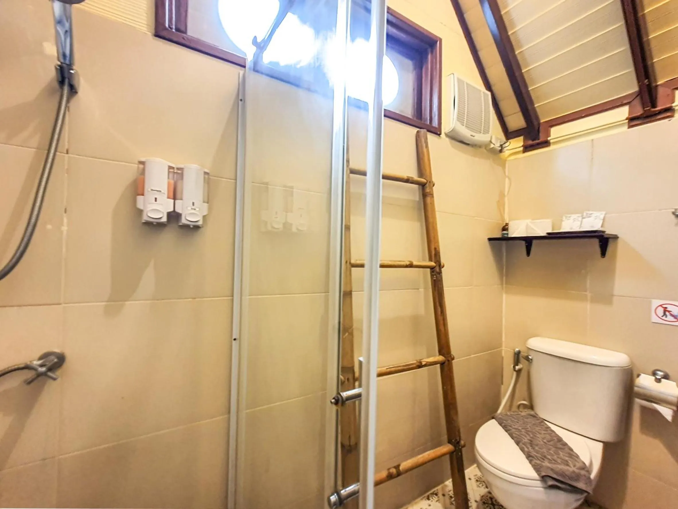 Shower in Baan Thong Ching Resort