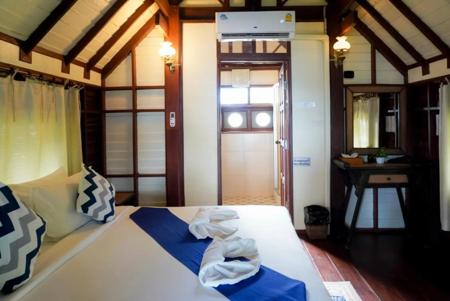 Photo of the whole room, Bed in Baan Thong Ching Resort