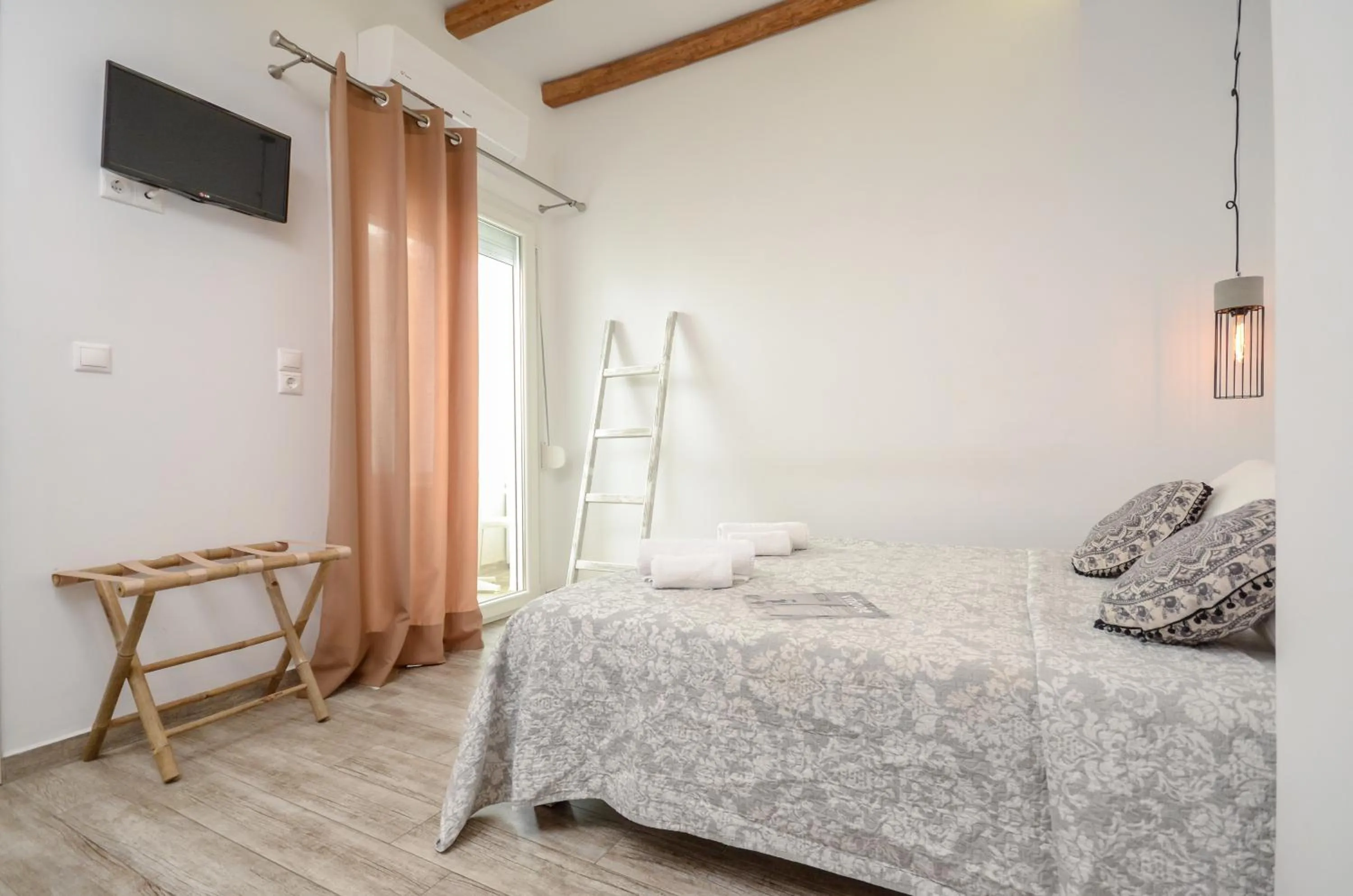 Bed in Saint George Hotel