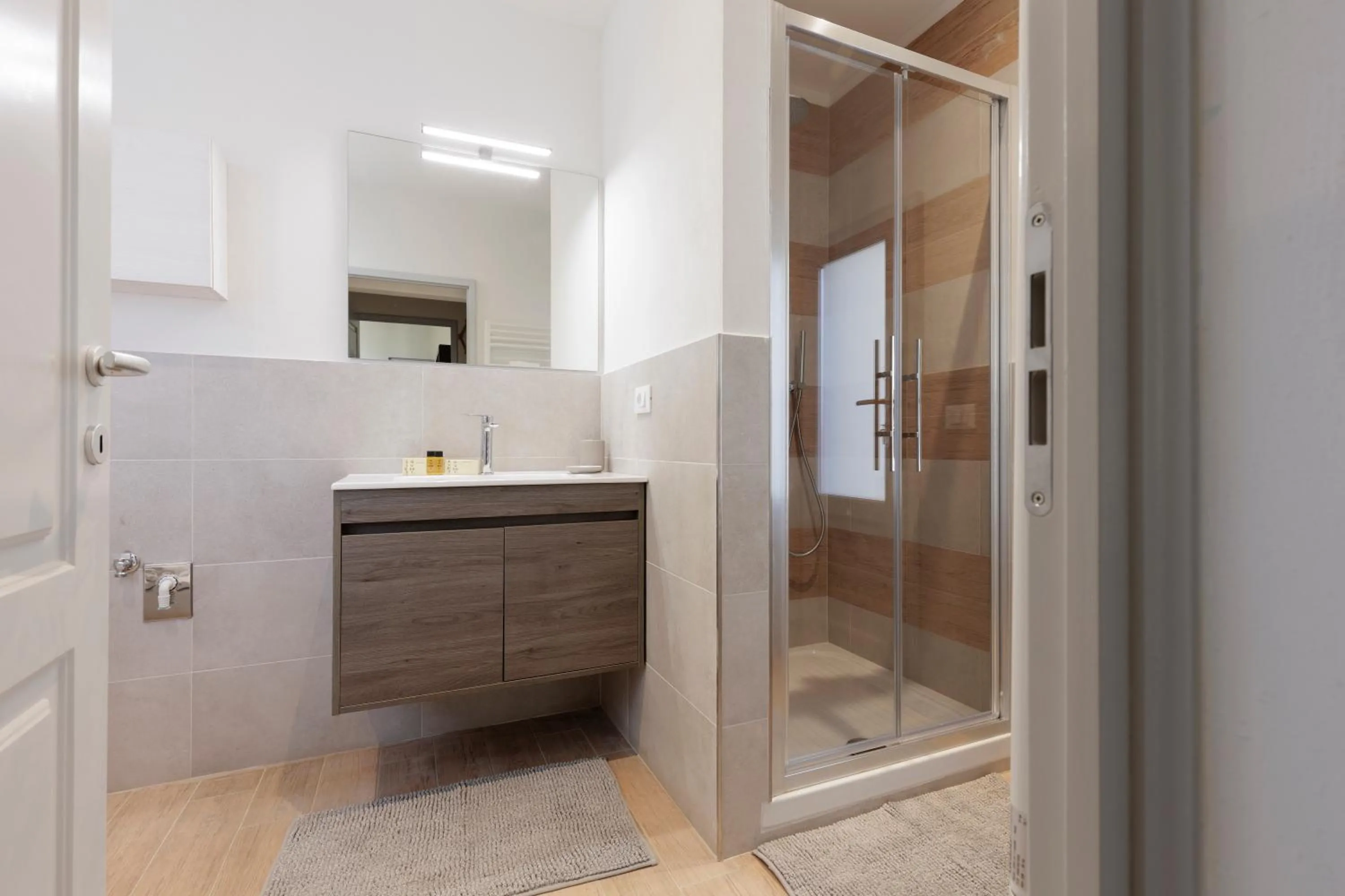 Shower in Fossi Elegant Apartment