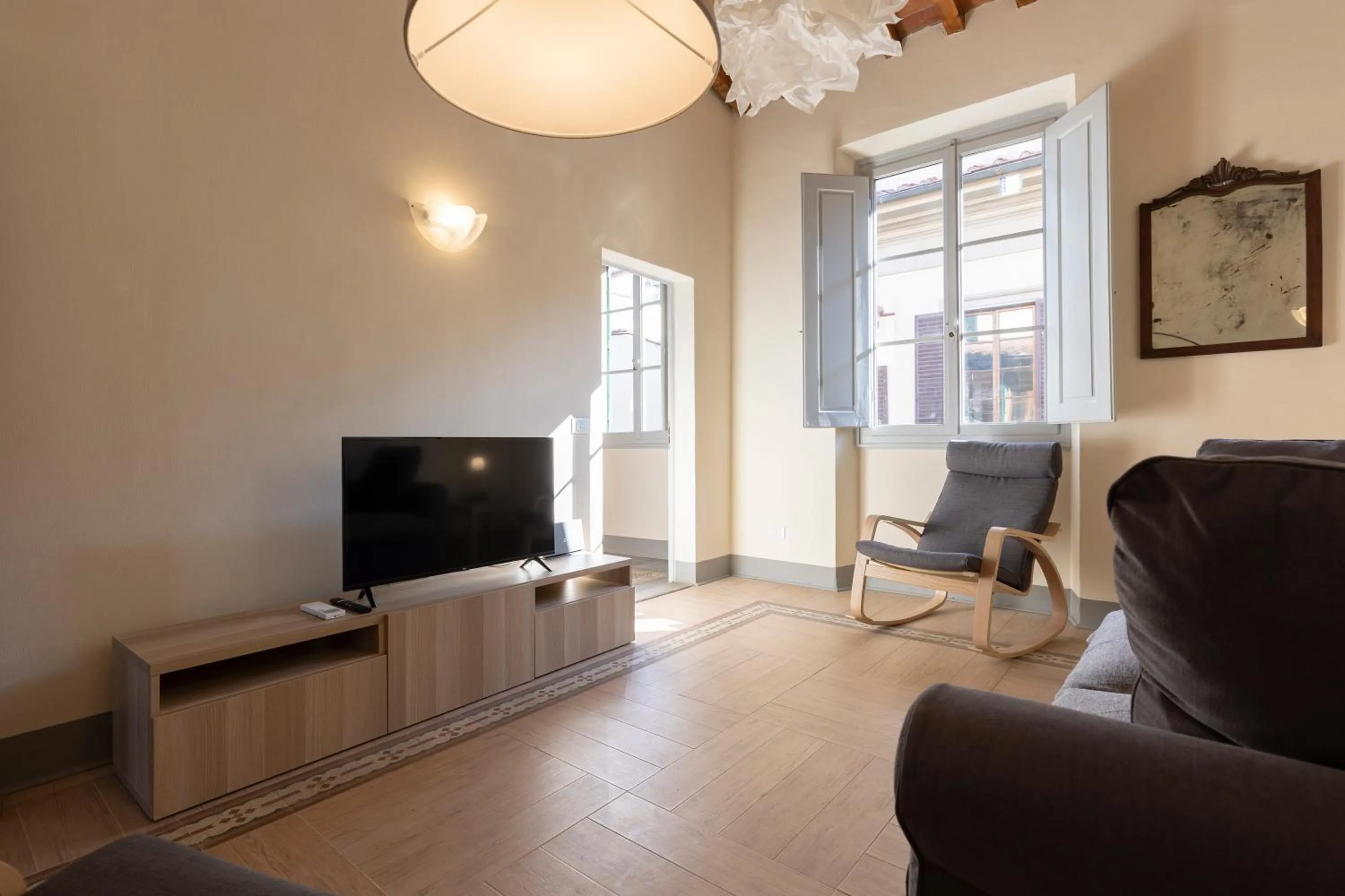Communal lounge/ TV room in Fossi Elegant Apartment