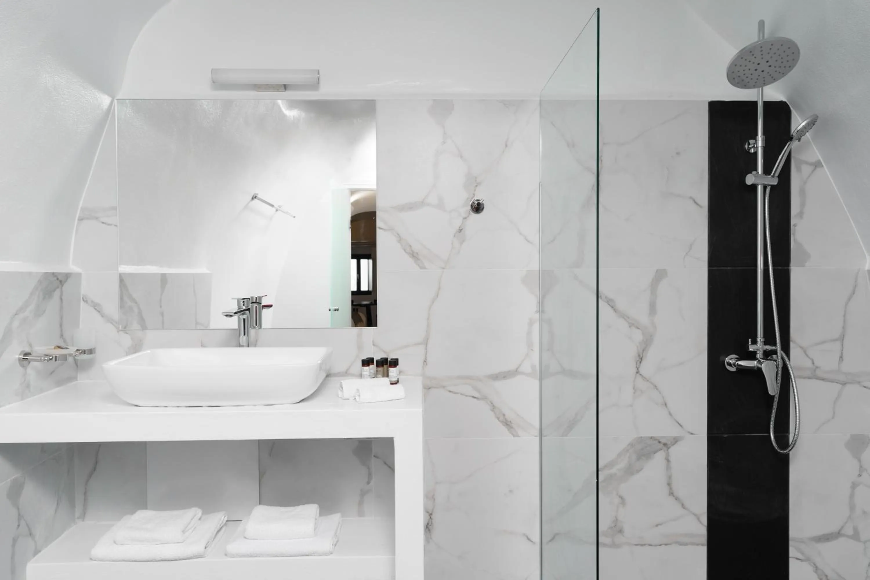 Toilet in Mill Houses New Elegant Suites