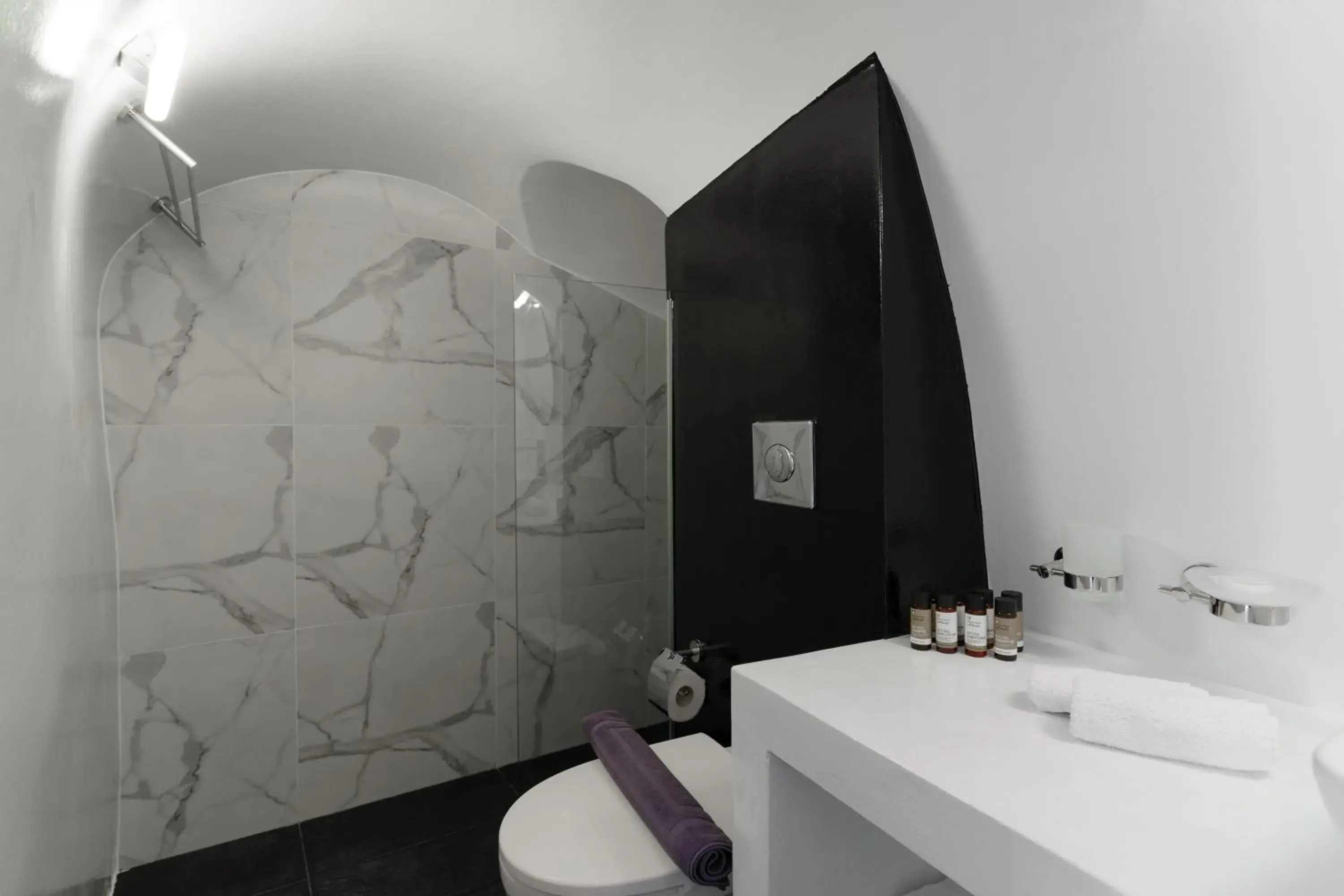 Toilet in Mill Houses New Elegant Suites Toilet in Mill Houses New Elegant Suites