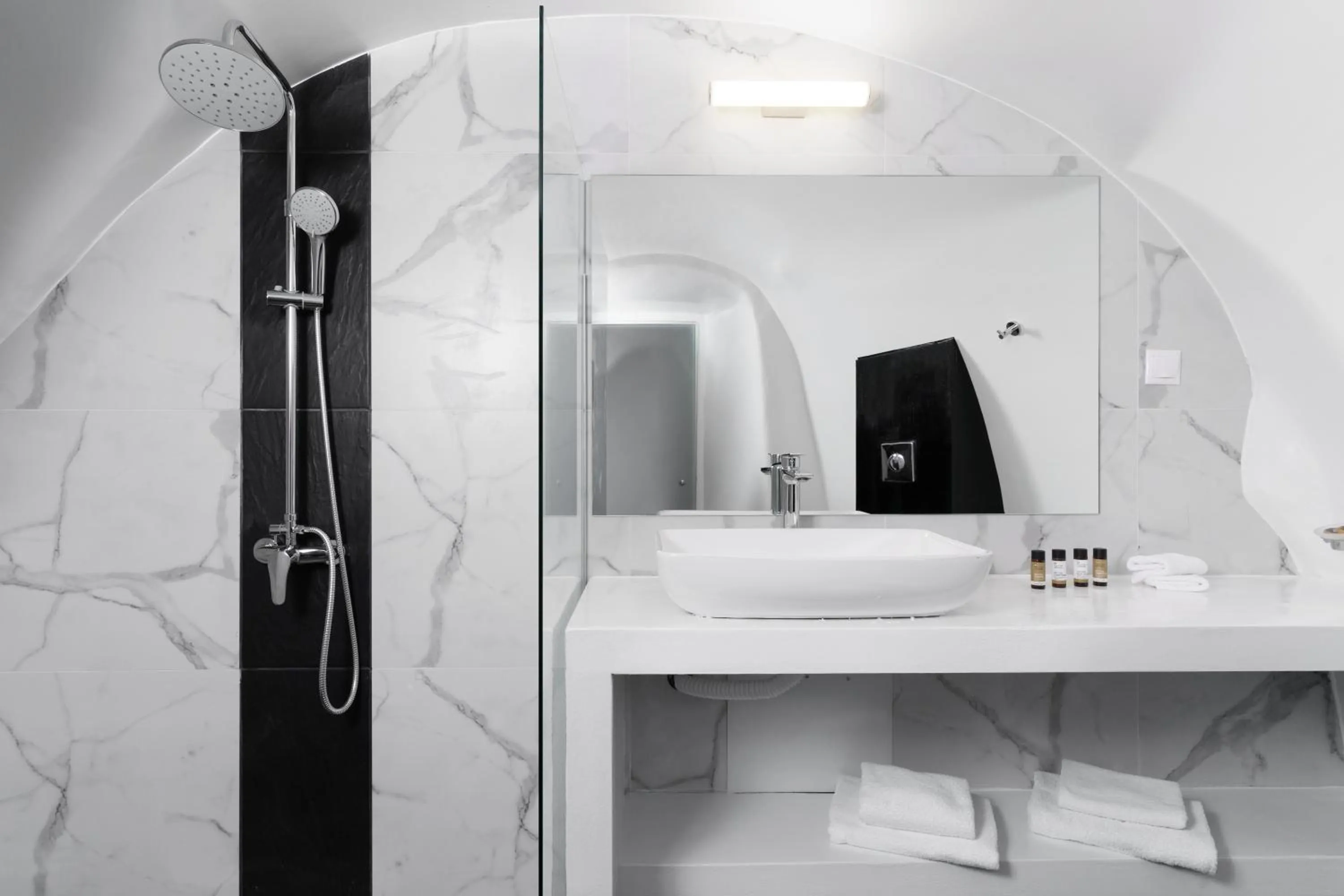 Shower in Mill Houses New Elegant Suites