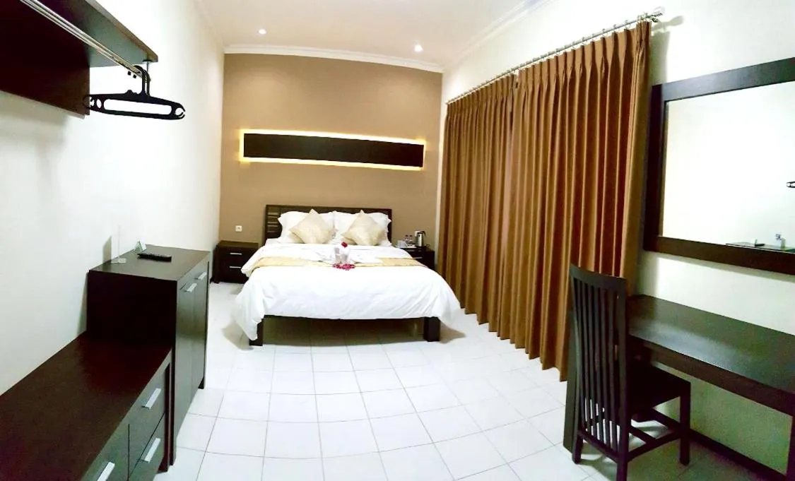 Bedroom, Bed in Avila Ketapan Rame Hotel