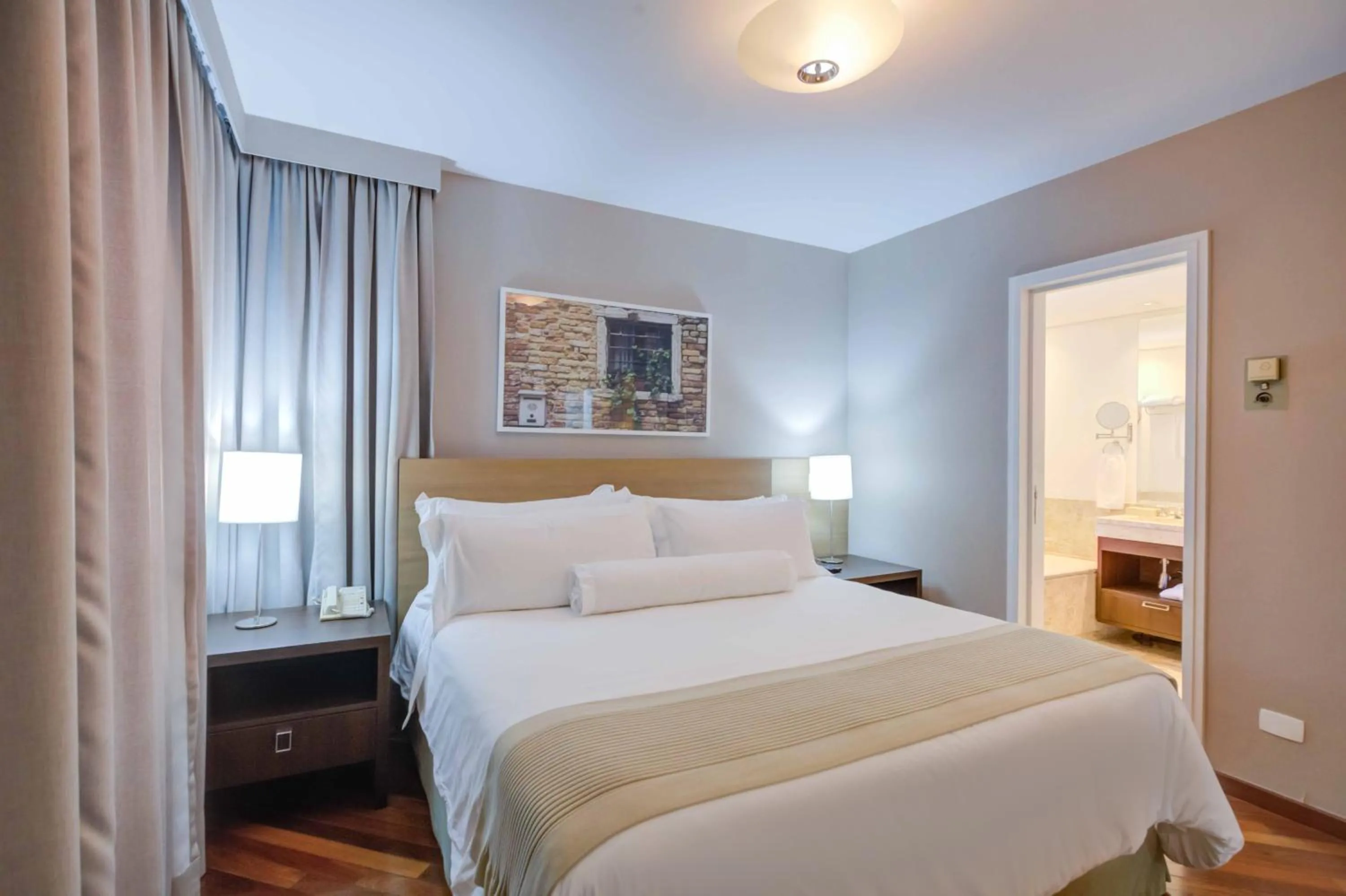 Bed in Roomo Etoile GeorgeV Jardins Residencial