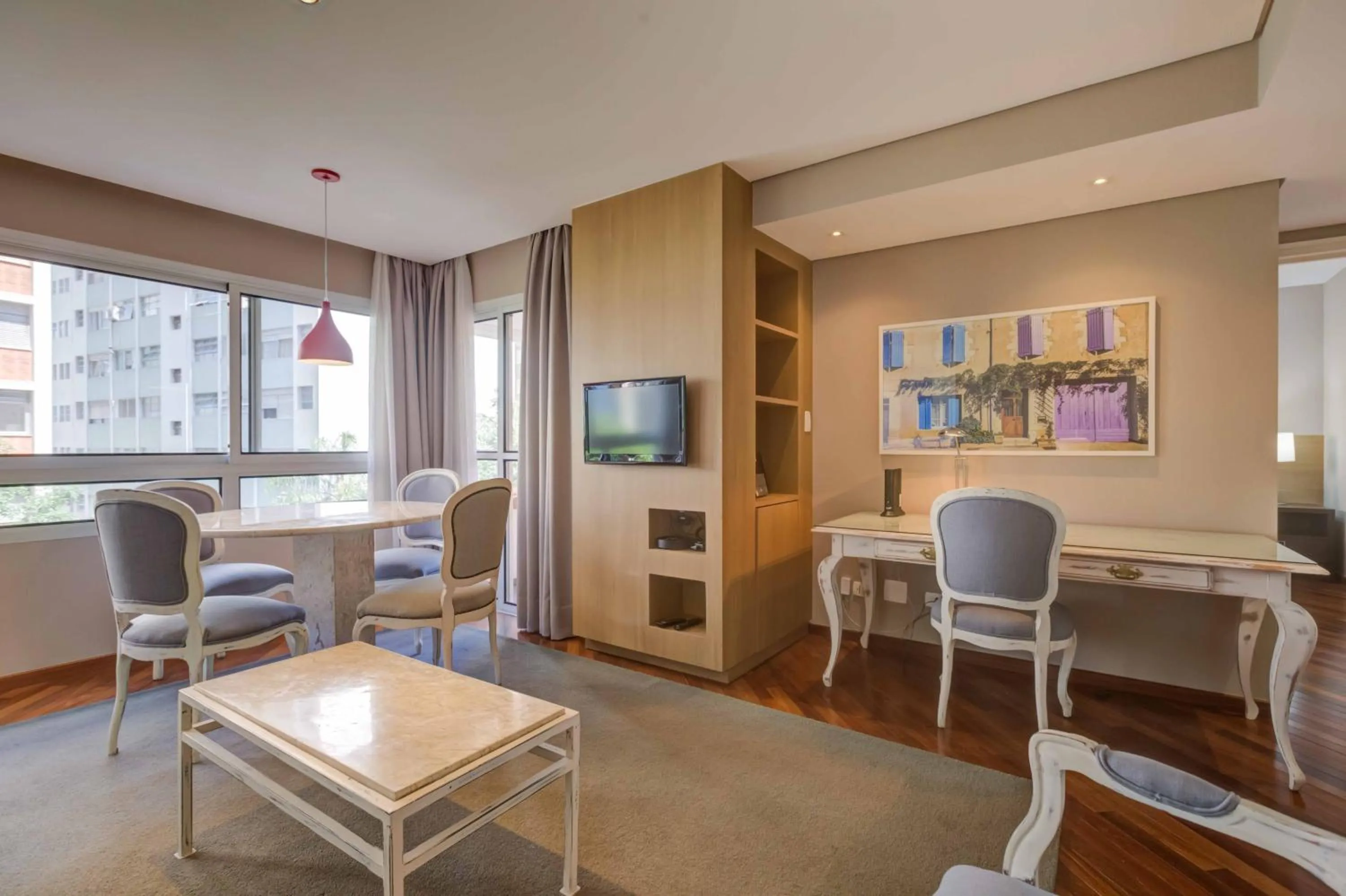 Living room in Roomo Etoile GeorgeV Jardins Residencial