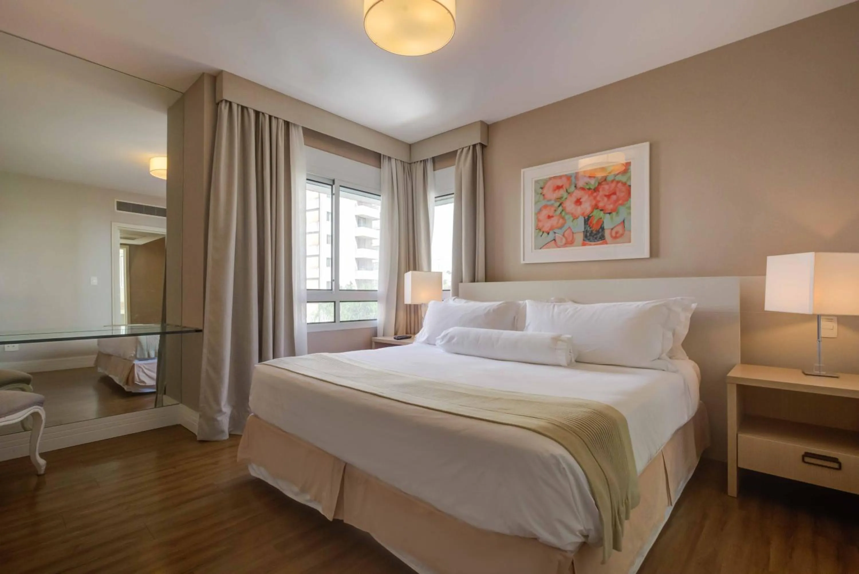 Bed in Roomo Etoile GeorgeV Jardins Residencial