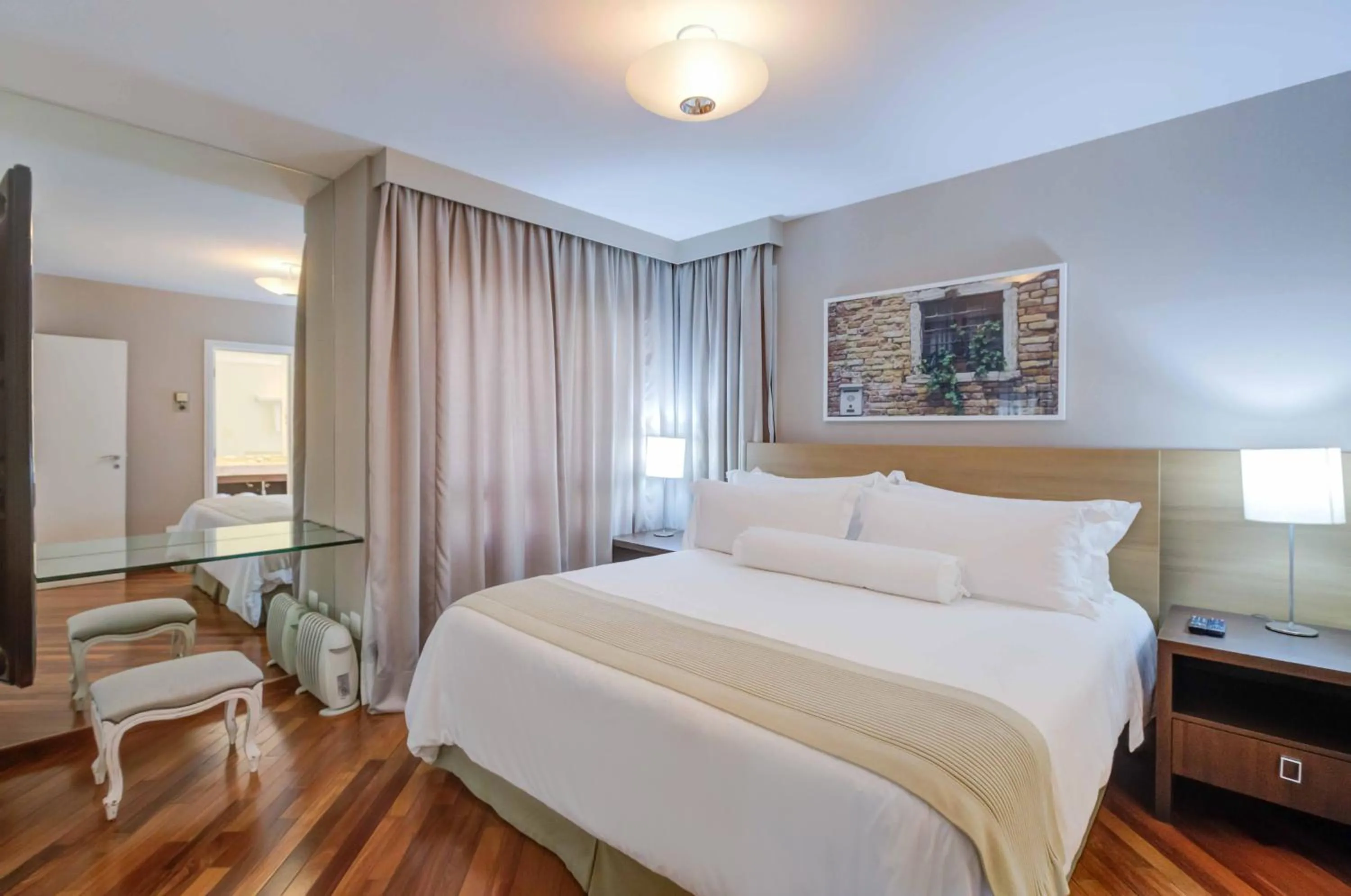 Bed in Roomo Etoile GeorgeV Jardins Residencial