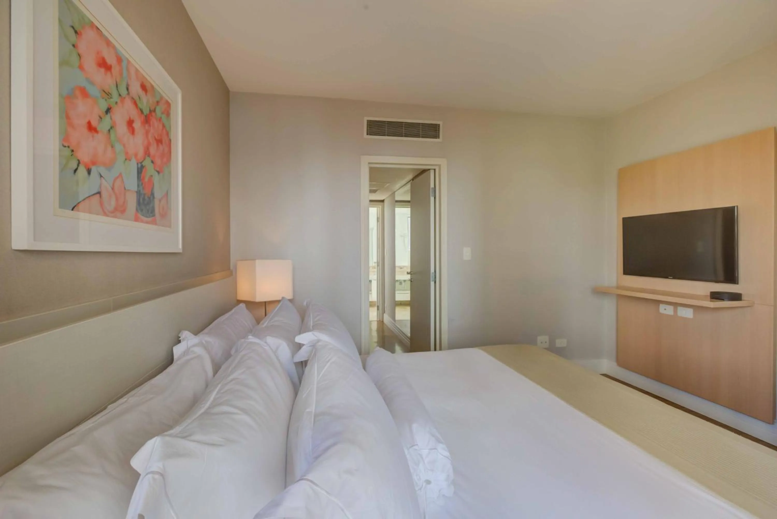 Bed in Roomo Etoile GeorgeV Jardins Residencial