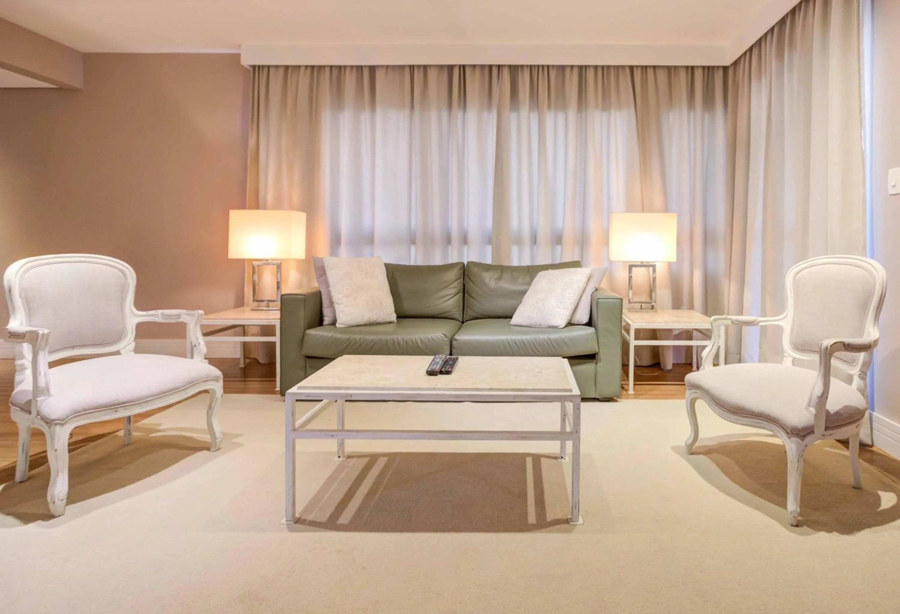 Living room in Roomo Etoile GeorgeV Jardins Residencial