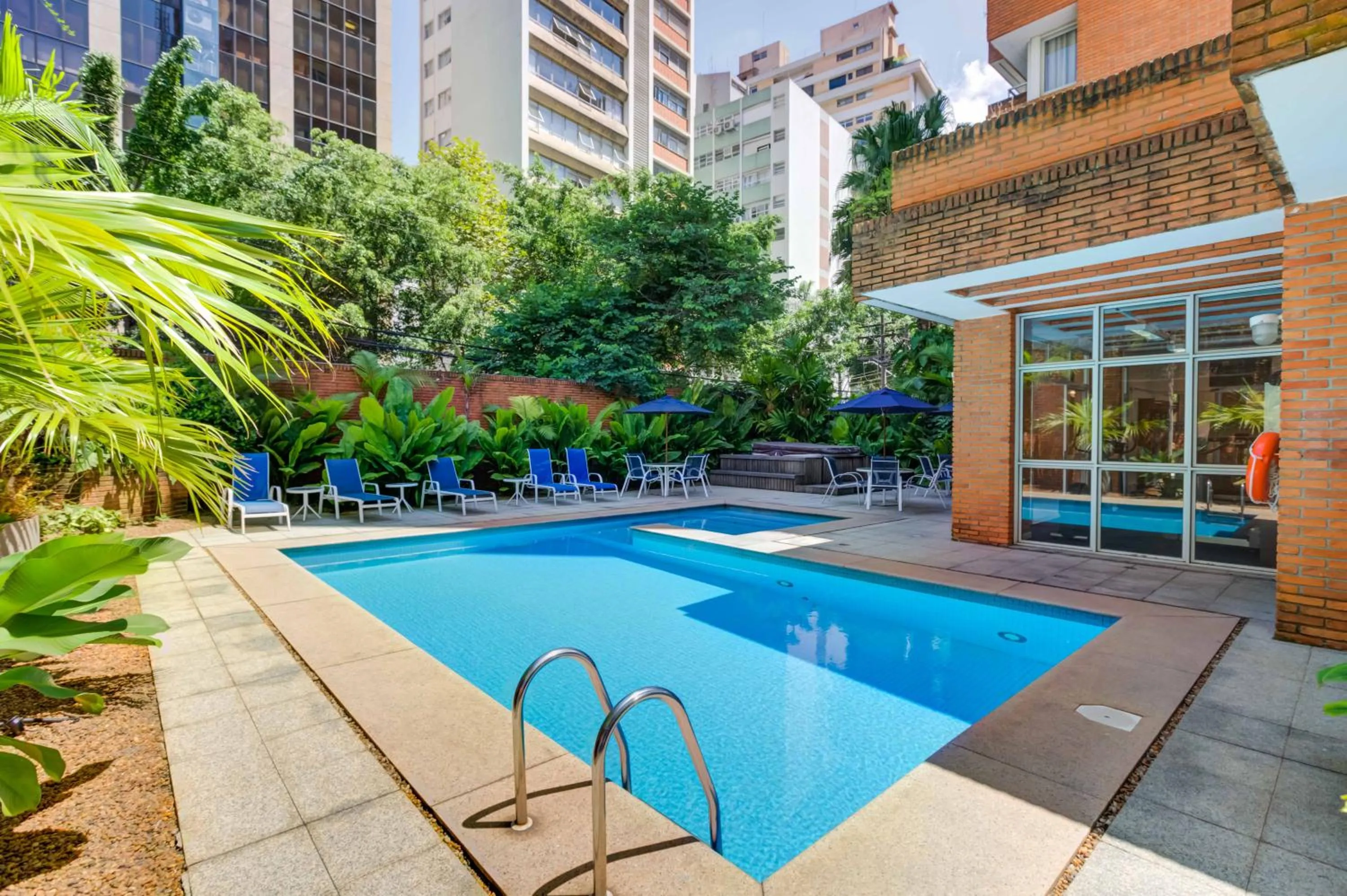 Swimming pool in Roomo Etoile GeorgeV Jardins Residencial