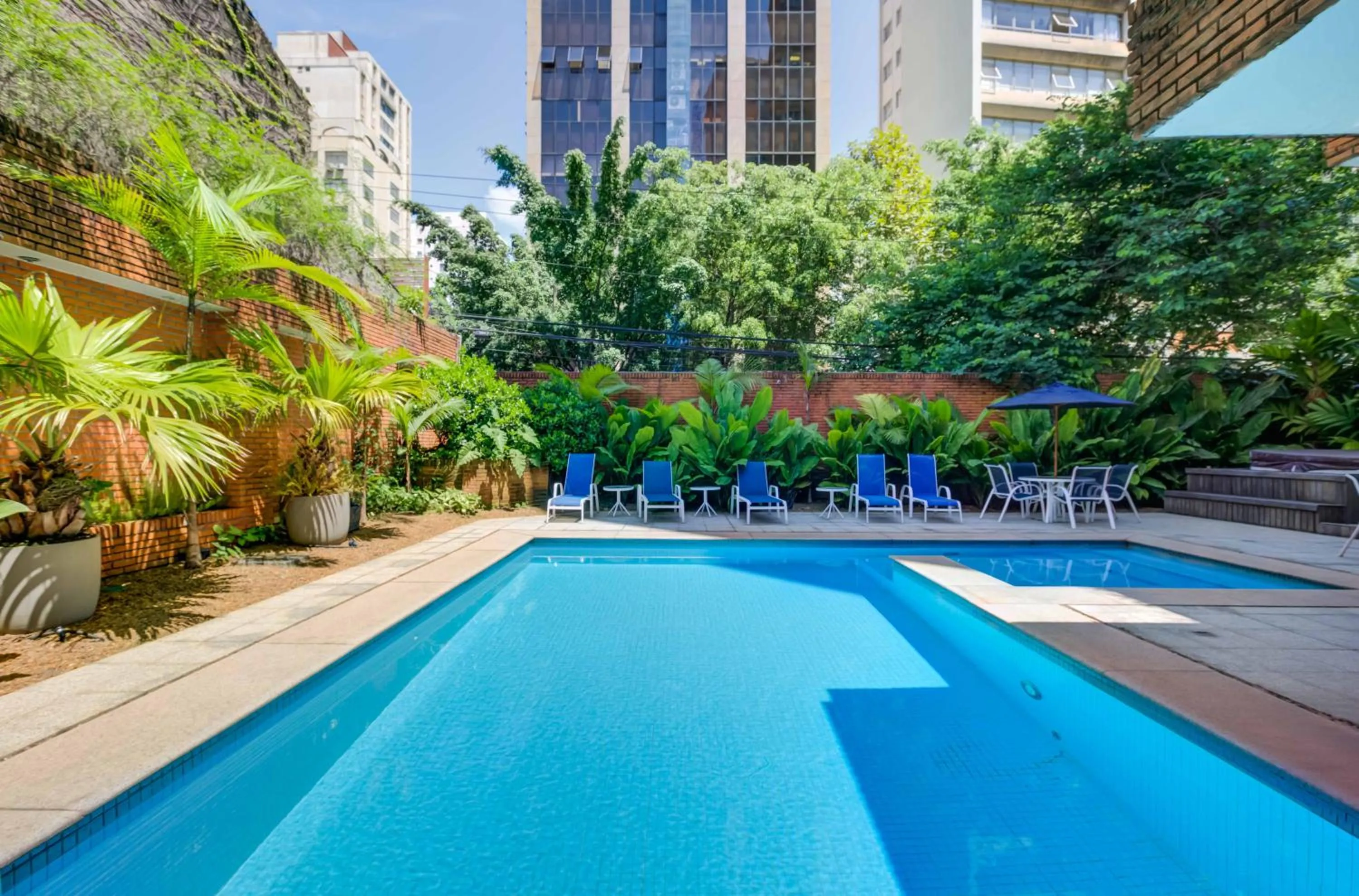 Swimming pool in Roomo Etoile GeorgeV Jardins Residencial