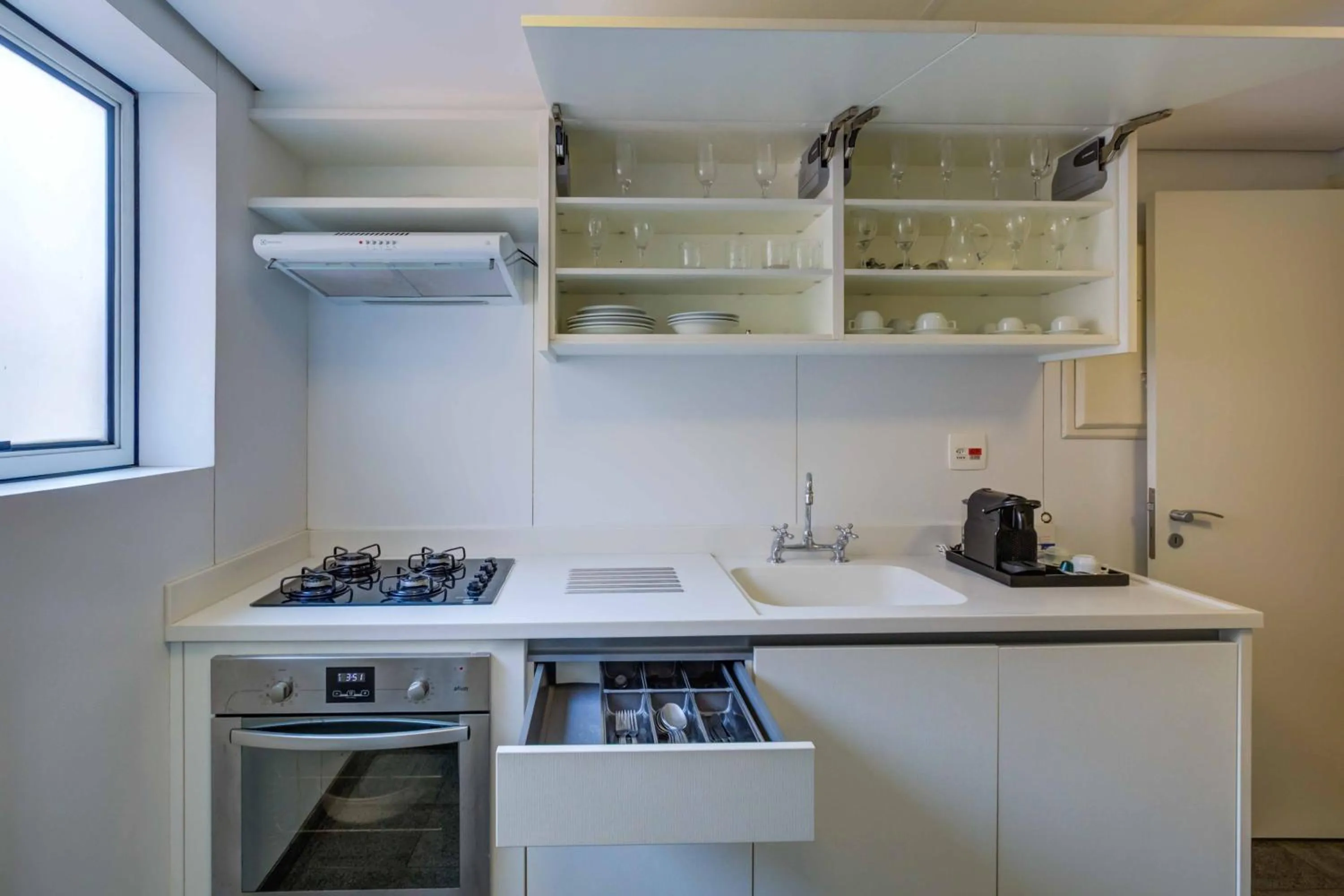 kitchen in Roomo Etoile GeorgeV Jardins Residencial