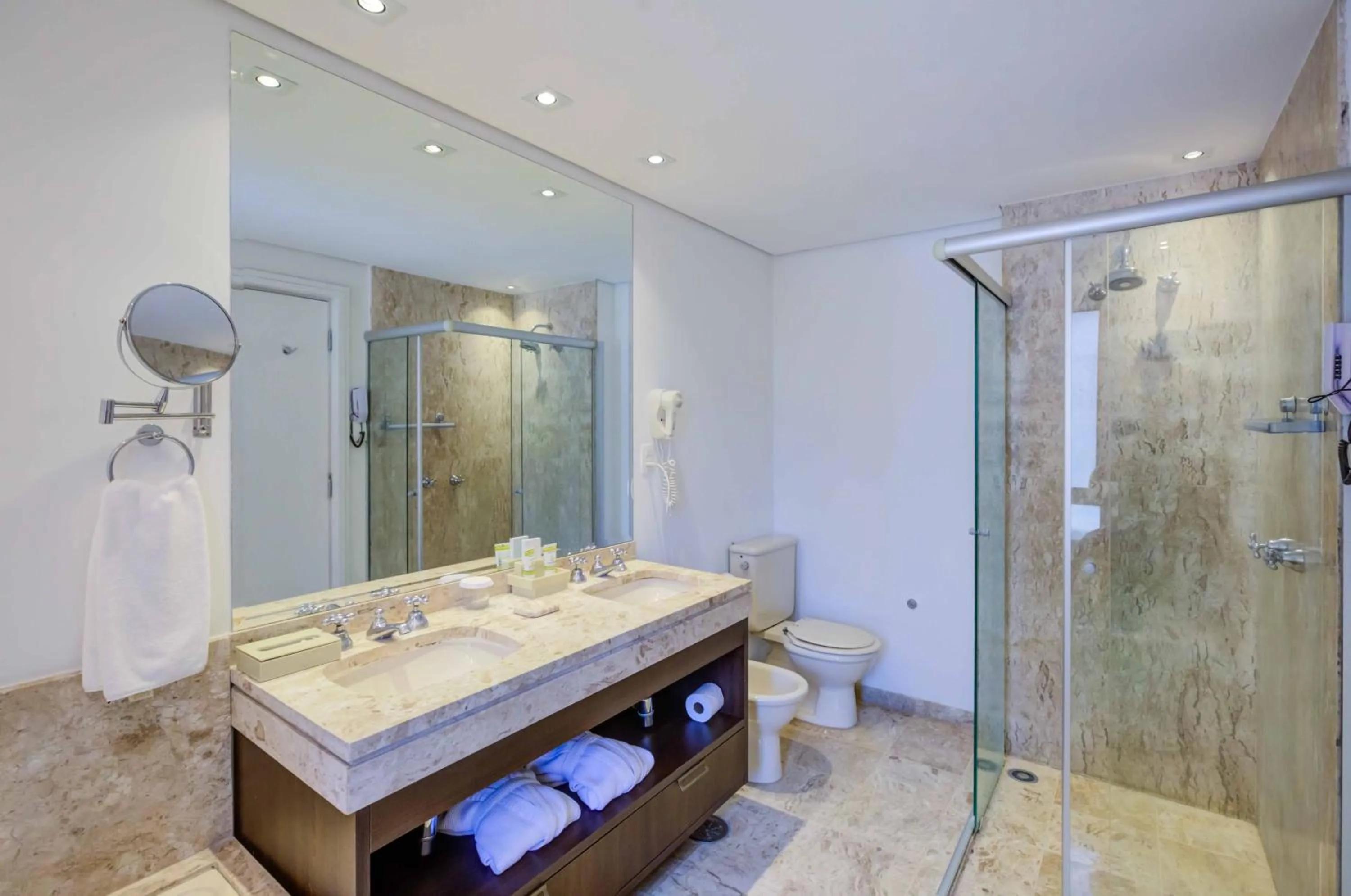 Bathroom in Roomo Etoile GeorgeV Jardins Residencial