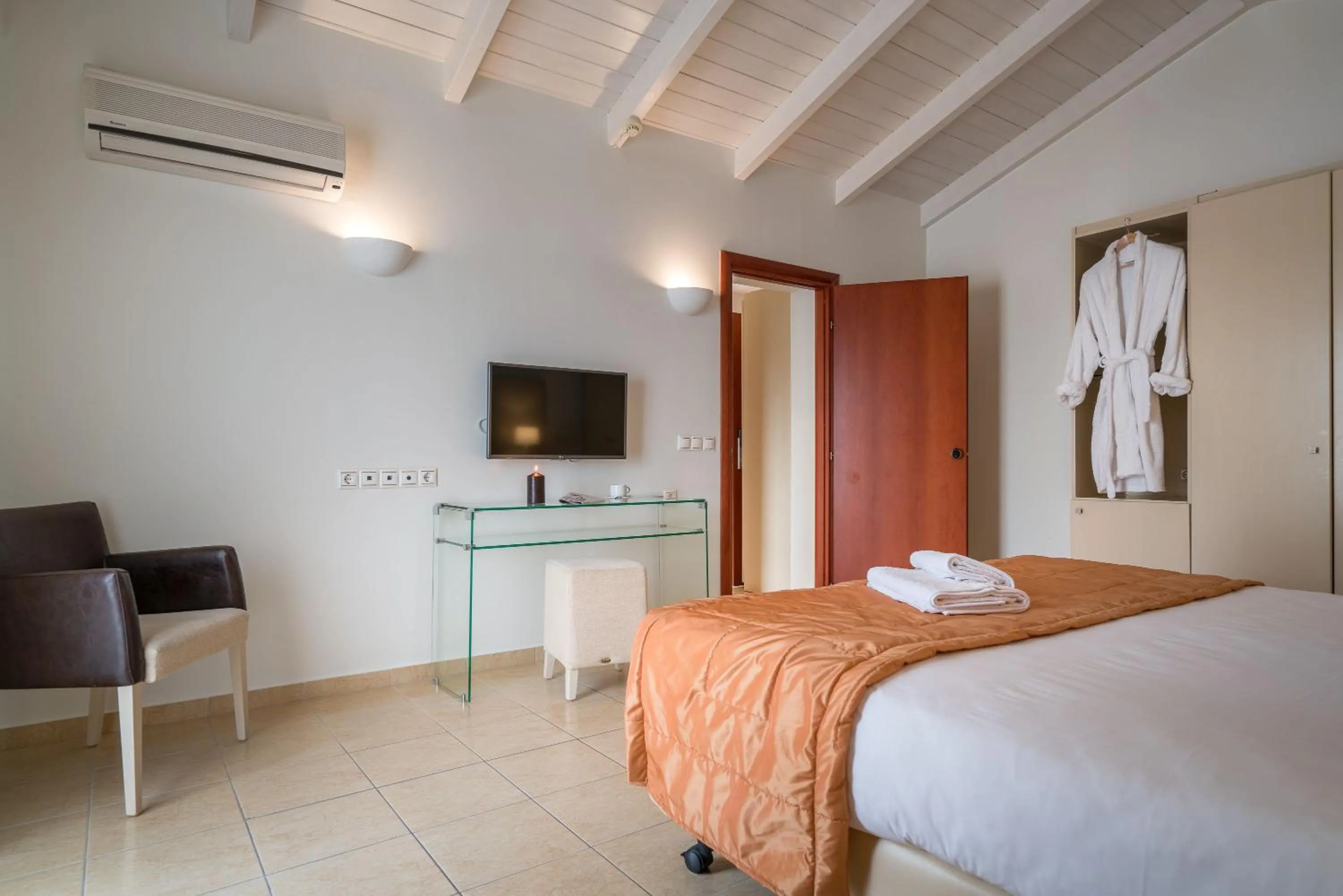 Bed in Galaxy Beach Resort BW Premier Collection