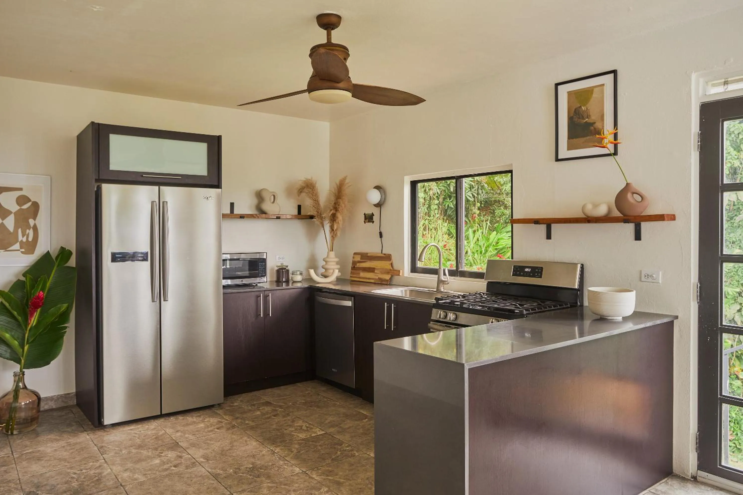 Kitchen or kitchenette in WALD HAUS by DW