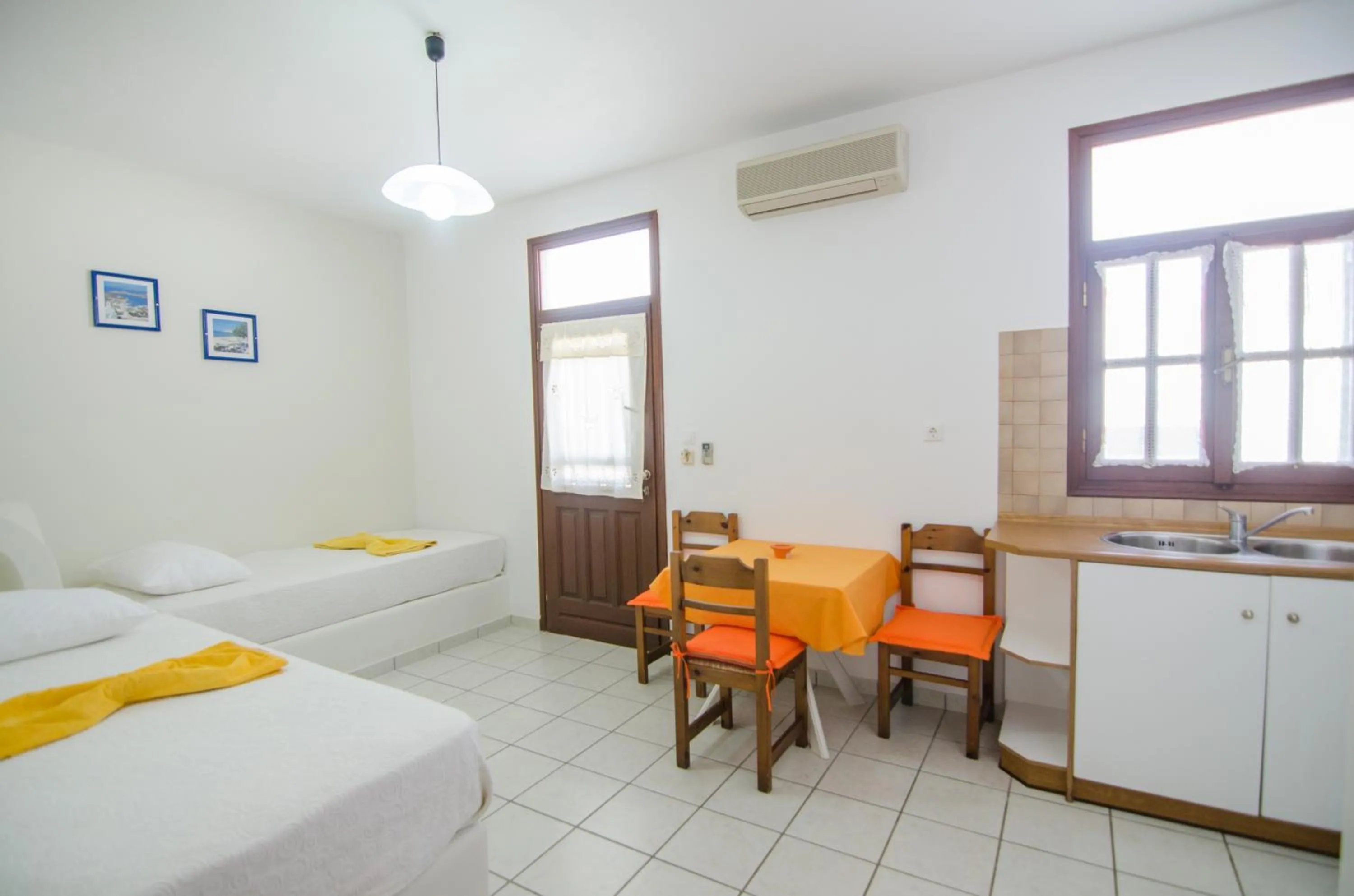 Kitchen or kitchenette, Bed in Golden Sun