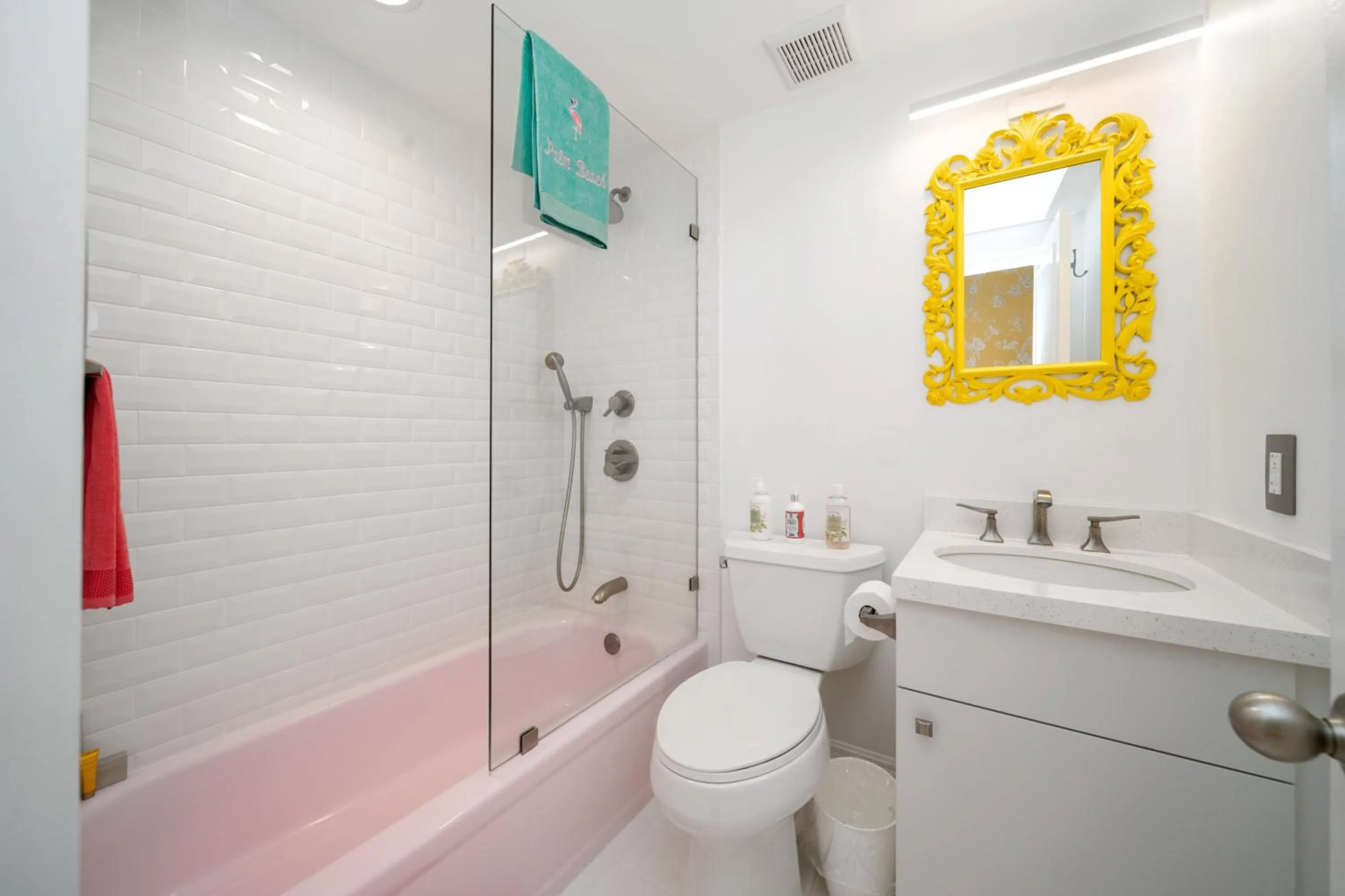 Bathroom in Renovated studio in the heart of Palm Beach - free parking, security box