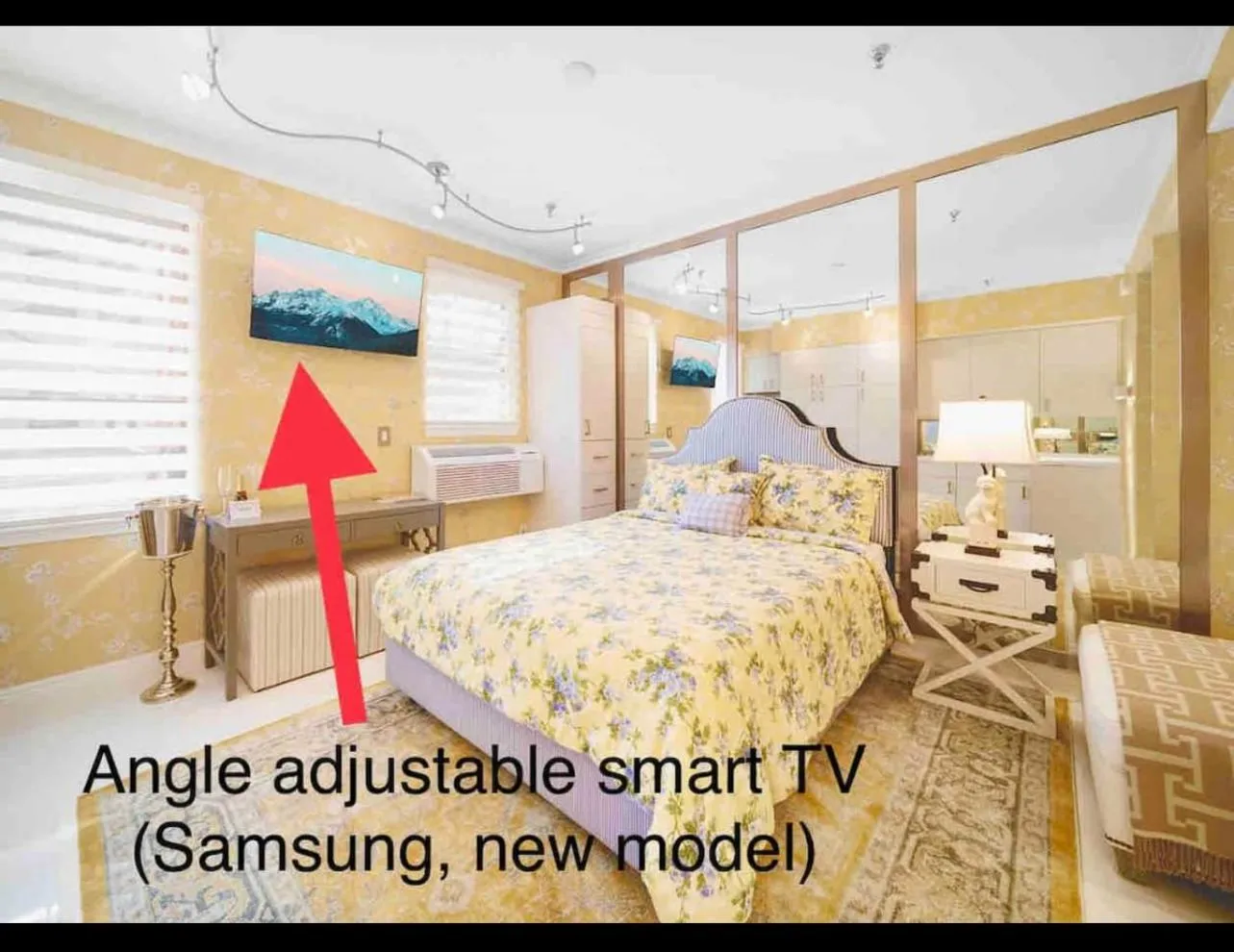 Bed in Renovated studio in the heart of Palm Beach - free parking, security box