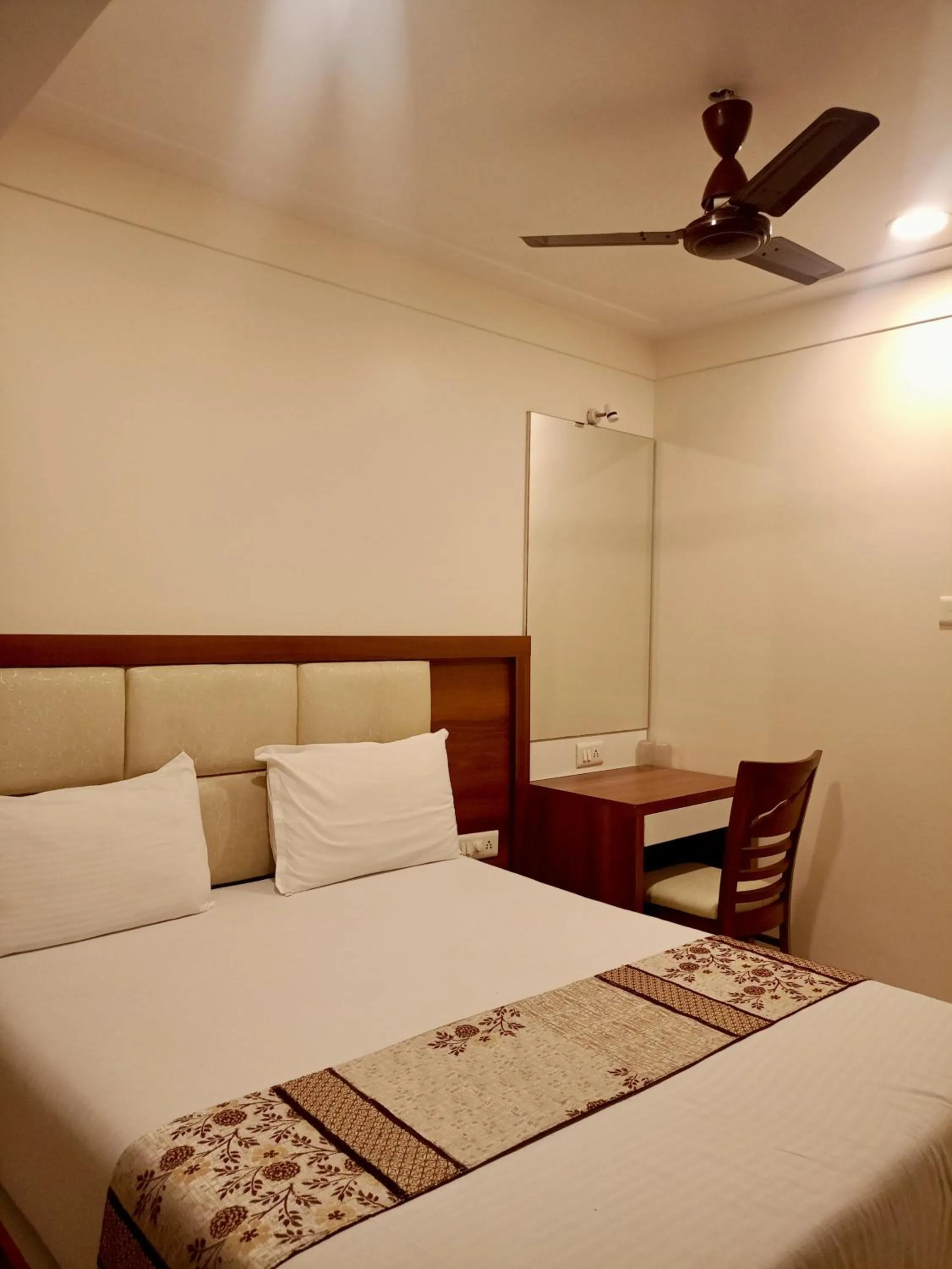 Bed in Hotel Dream Inn Thane