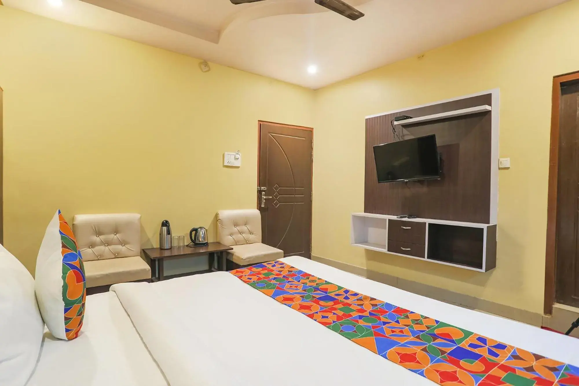 Bed in FabHotel DPS International Bed in FabHotel DPS International