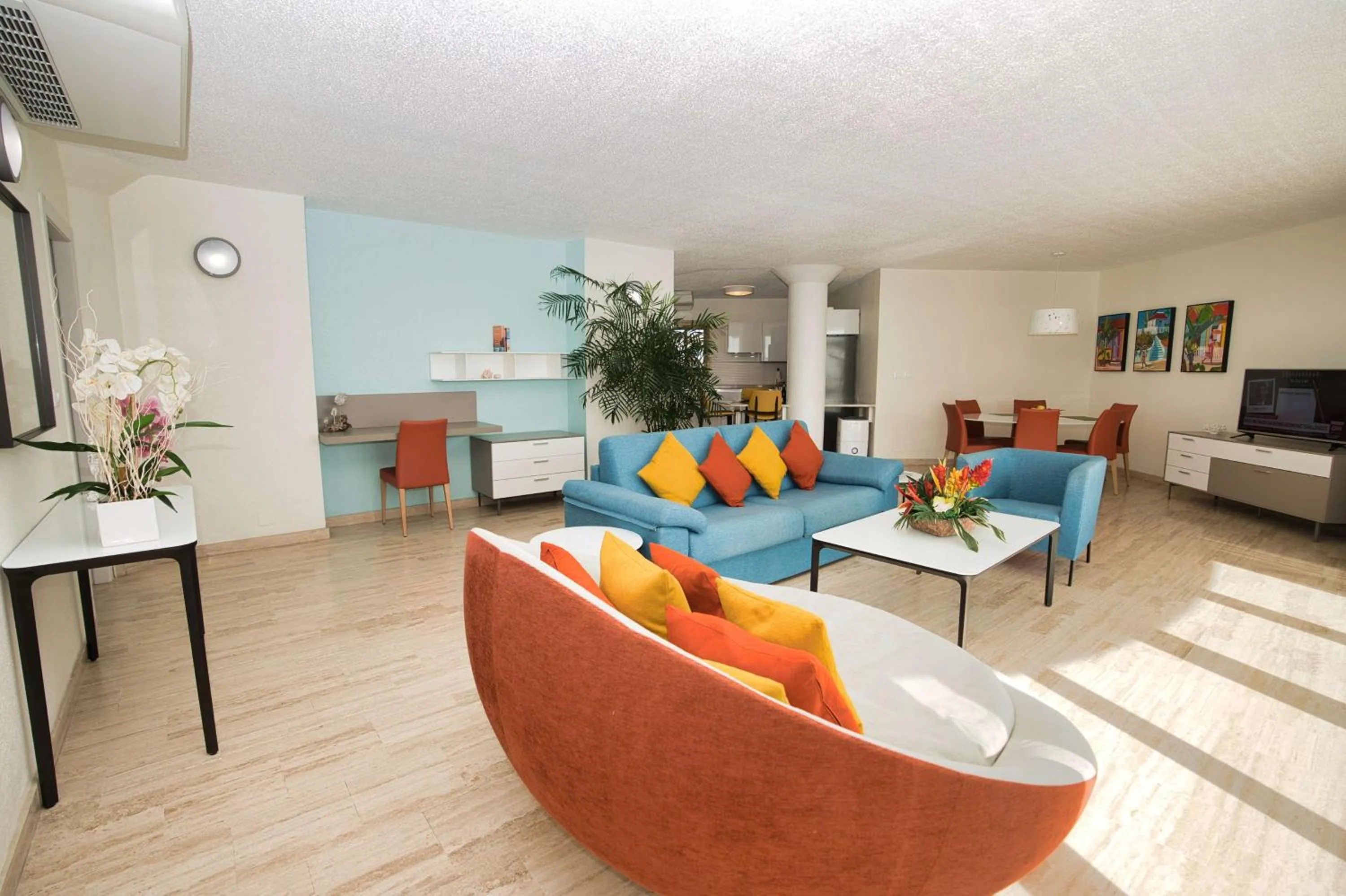 Photo of the whole room in Royal Islander Club Resort La Plage