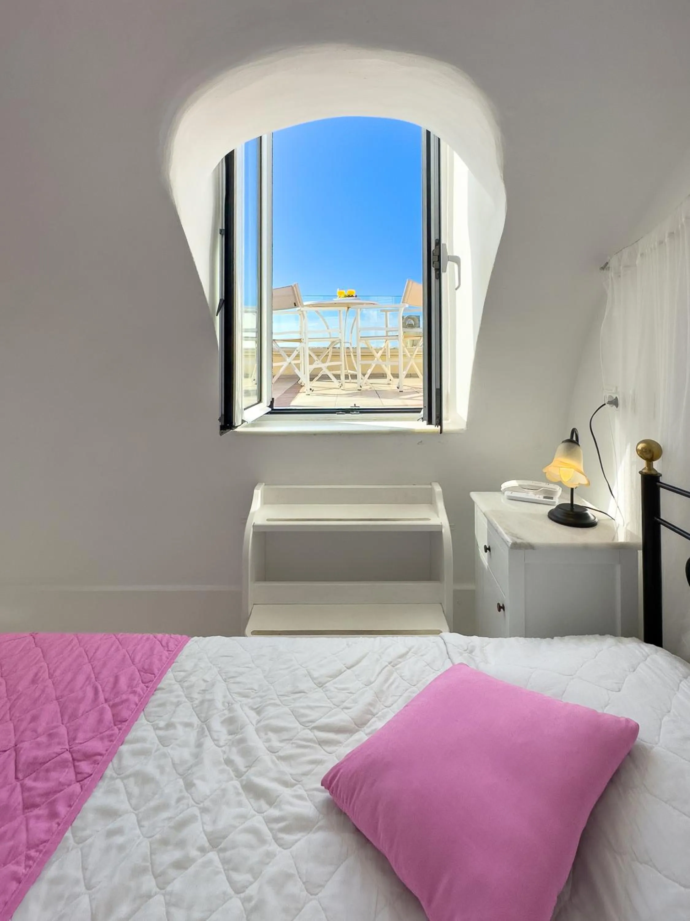 Bed in Reverie Santorini Hotel