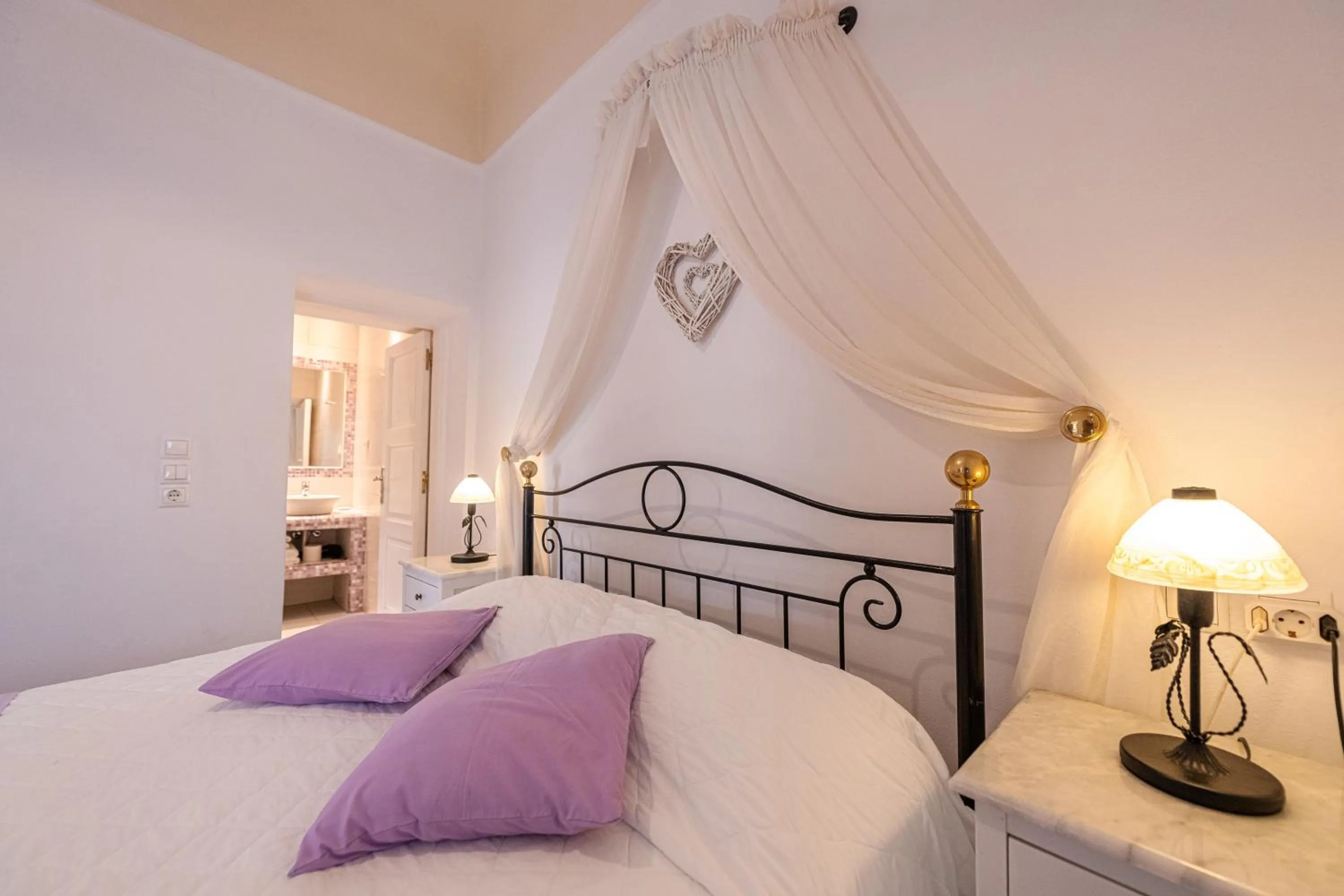 Bed in Reverie Santorini Hotel