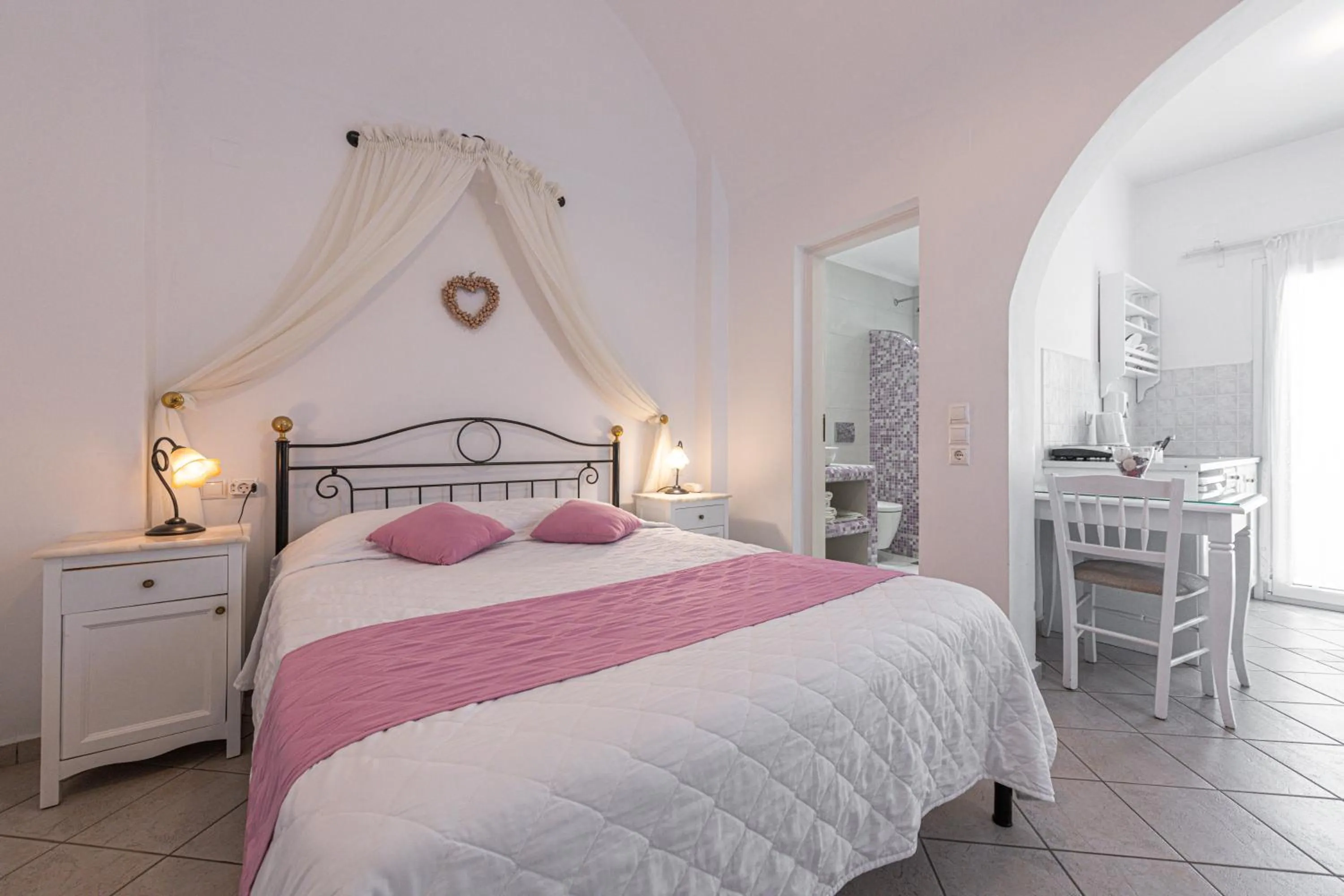 Bed in Reverie Santorini Hotel