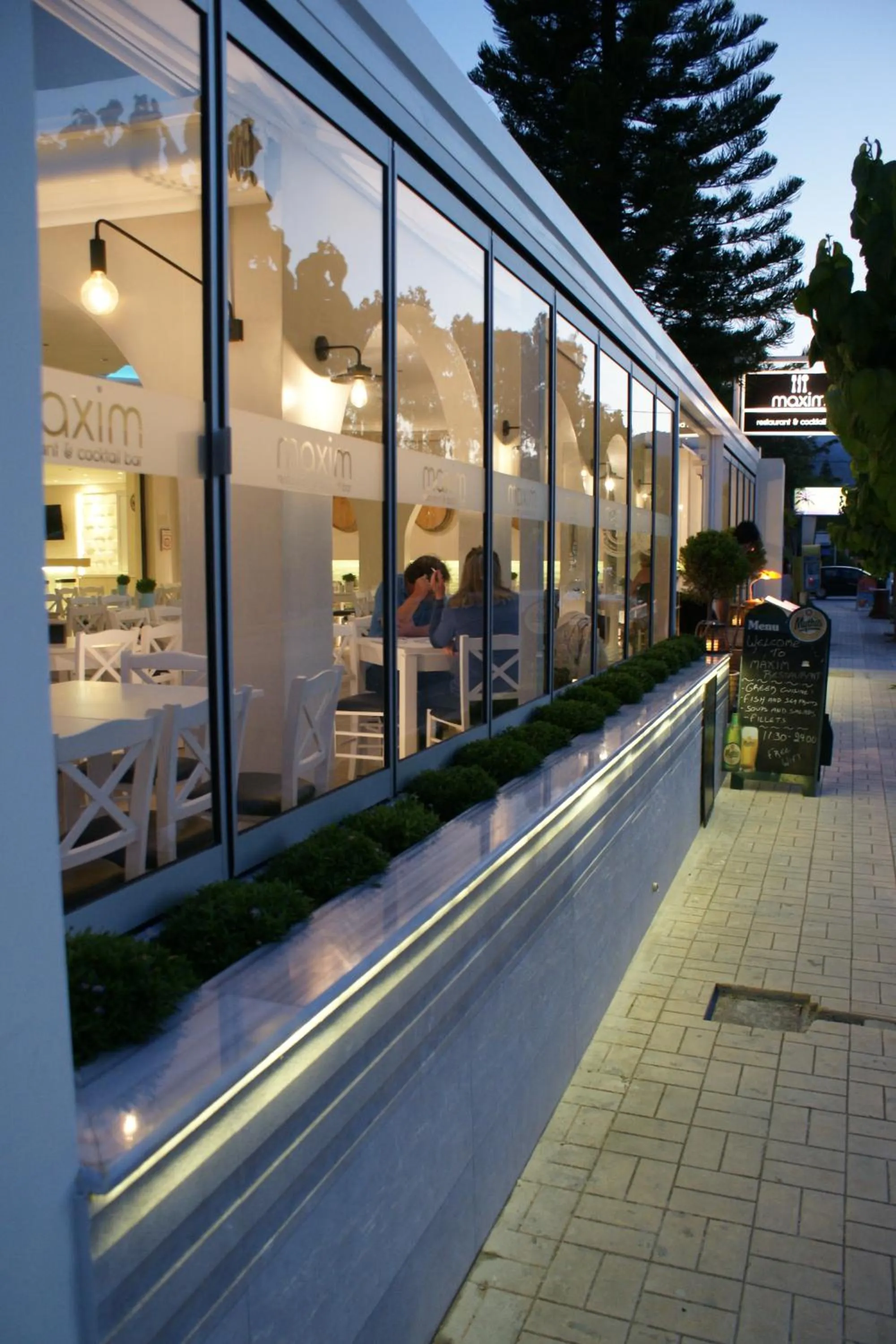 Restaurant/places to eat in Castro Hotel