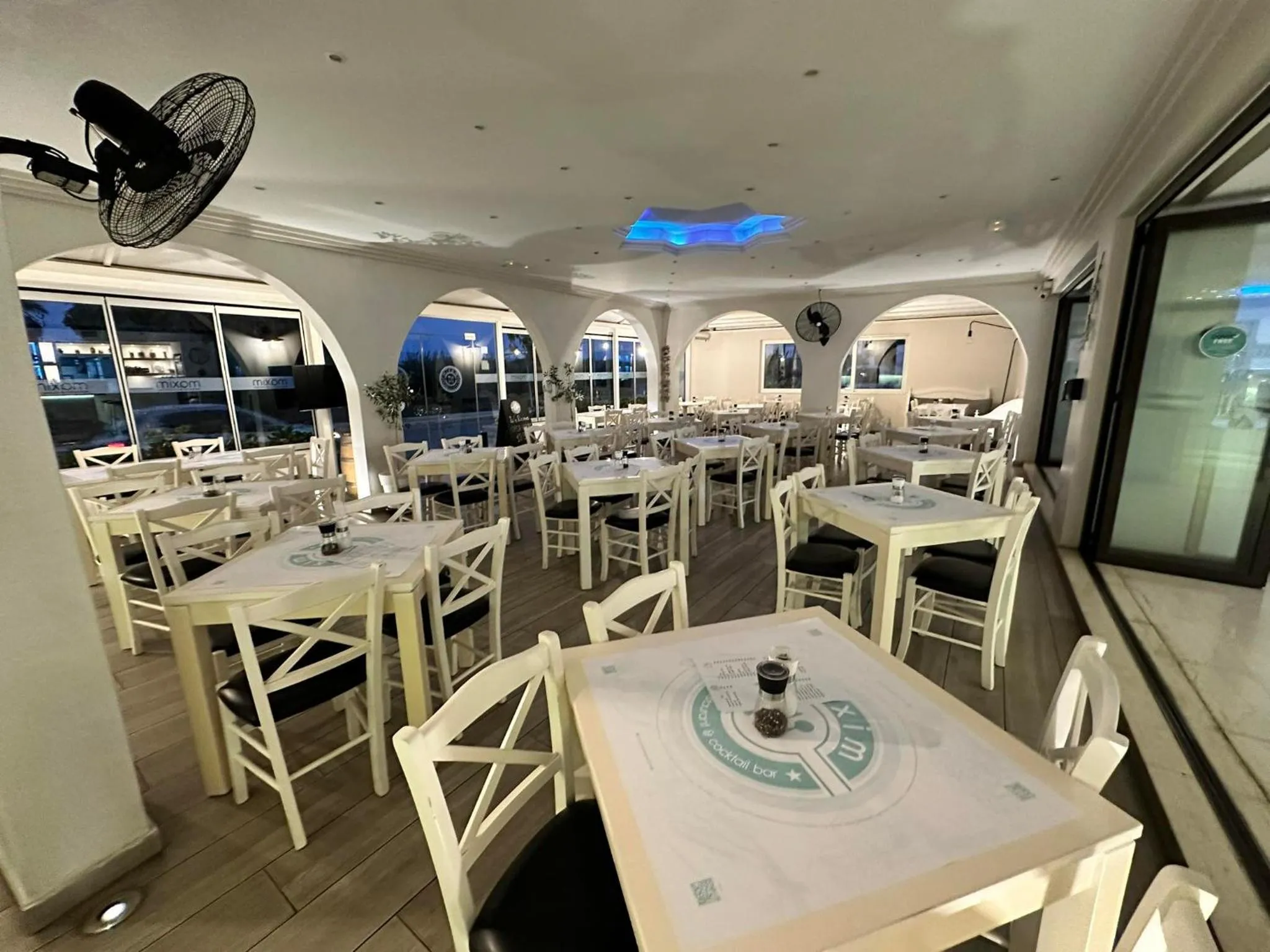 Restaurant/places to eat in Castro Hotel