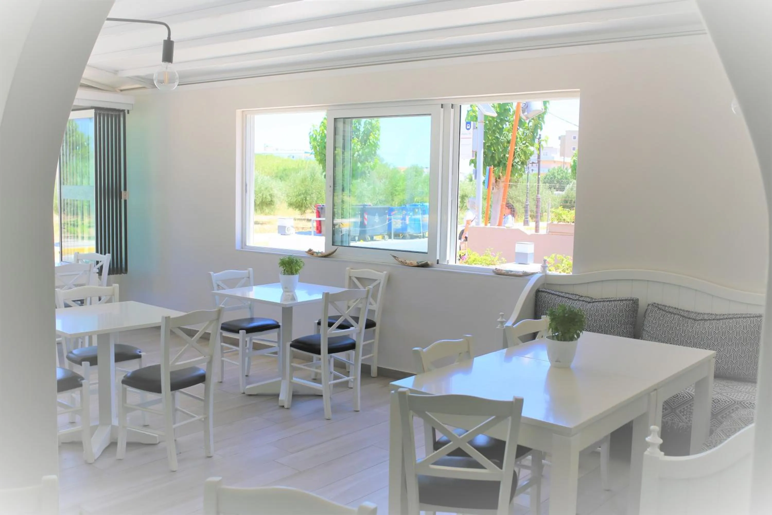 Restaurant/places to eat in Castro Hotel