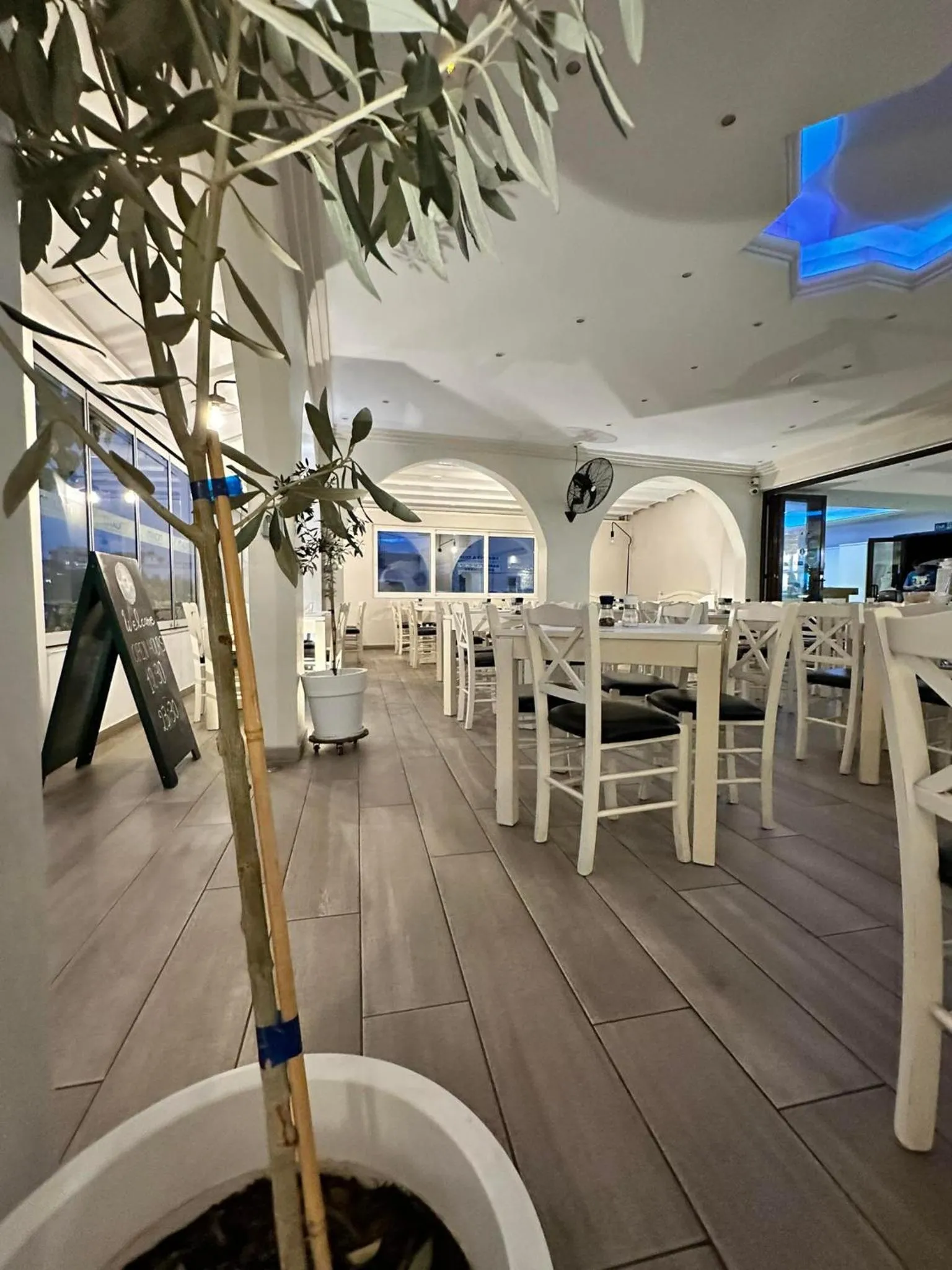 Restaurant/places to eat in Castro Hotel