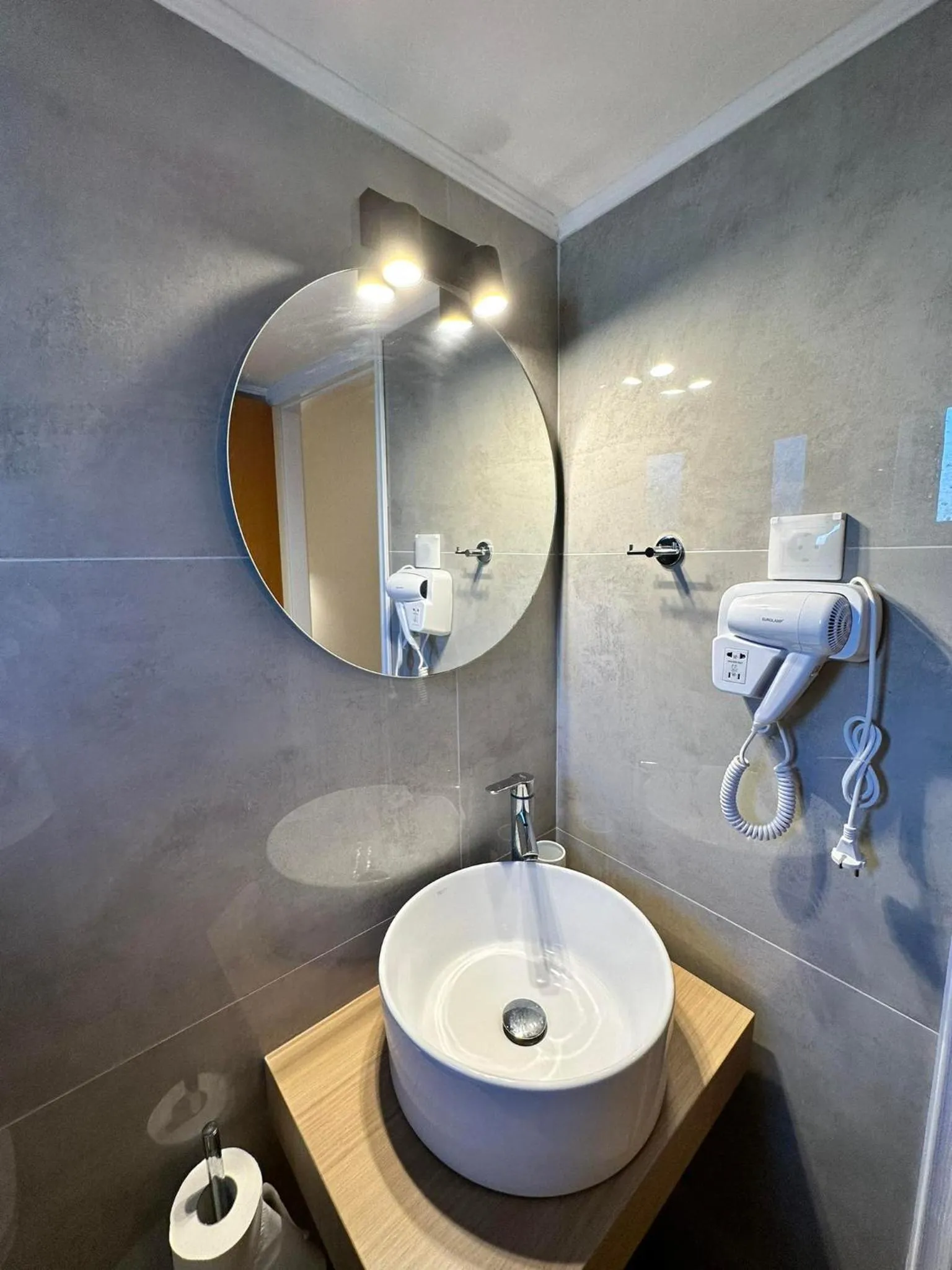 Shower in Castro Hotel