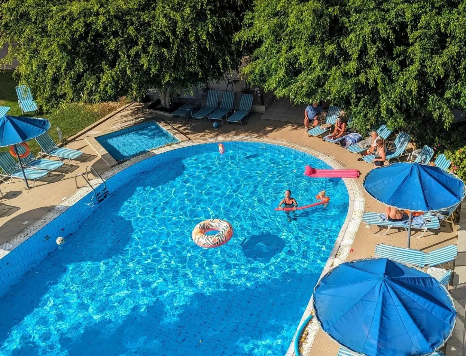 Property building in Castro Hotel Property building in Castro Hotel