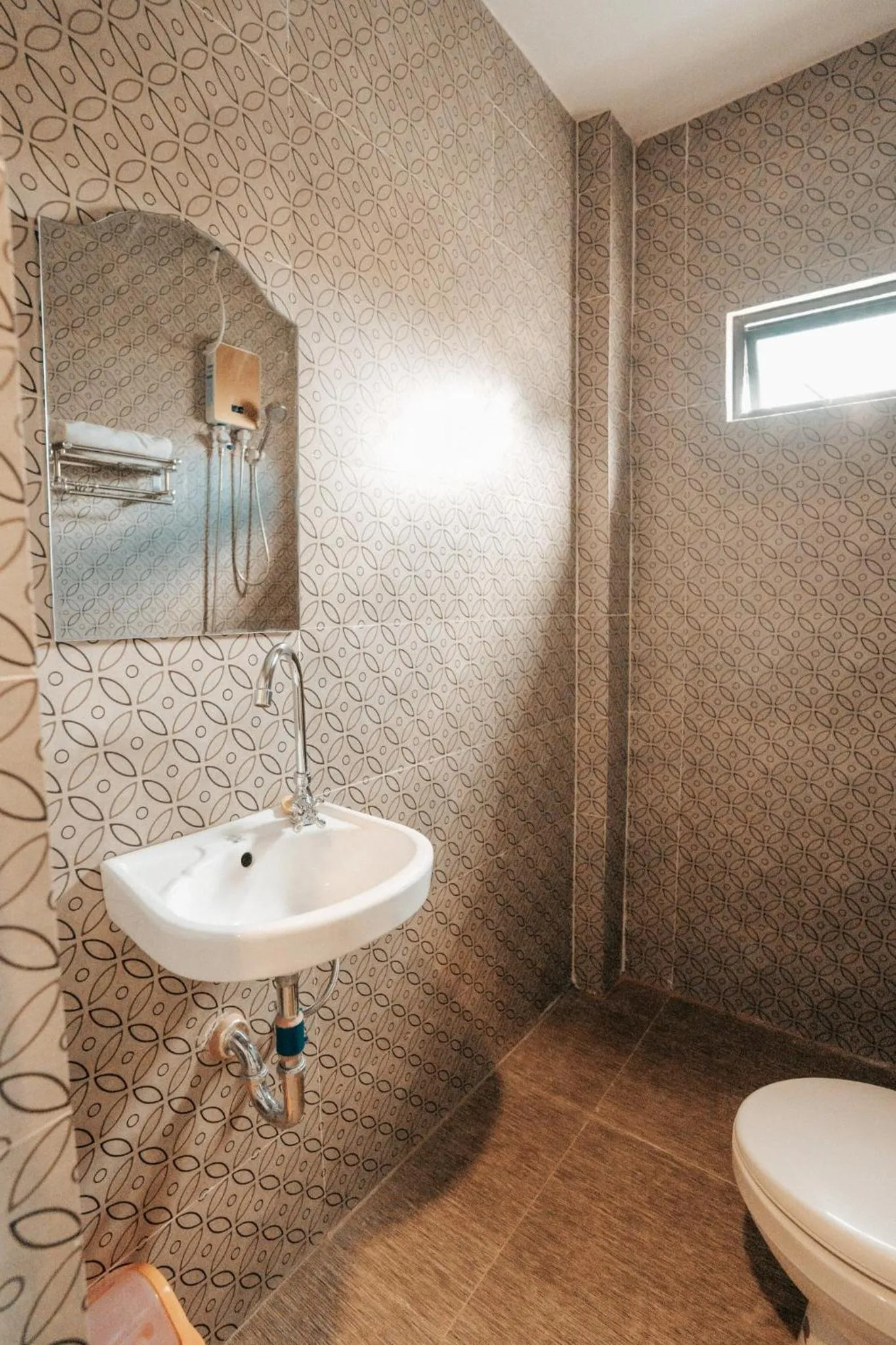 Shower in Sonora's Inn, Coron