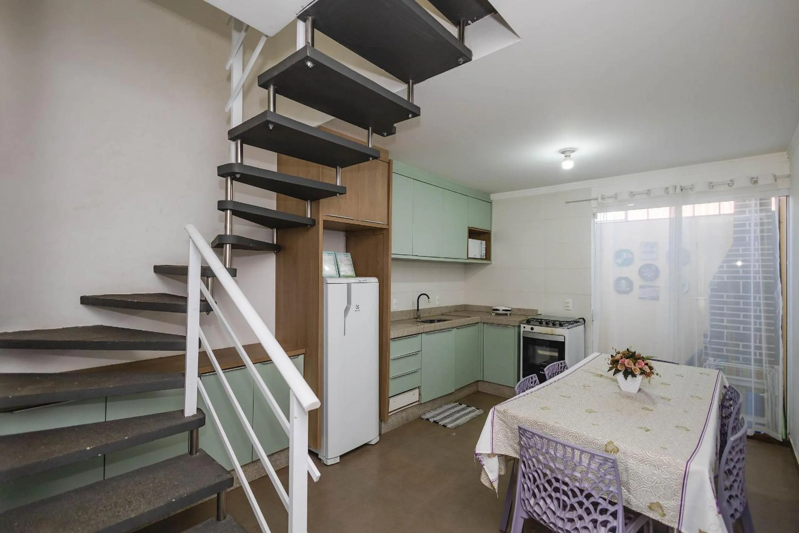 Kitchen or kitchenette in Completa casa apenas 700m da praia